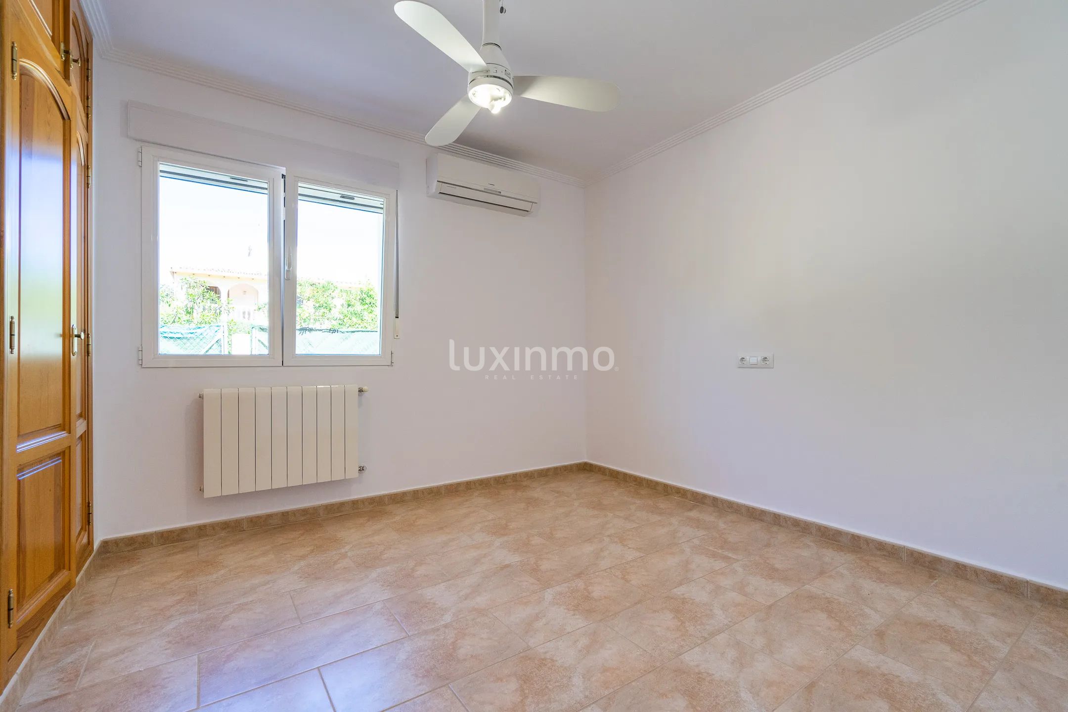 Se alquila chalet con piscina y vistas a la montaña en Javea — photo 23