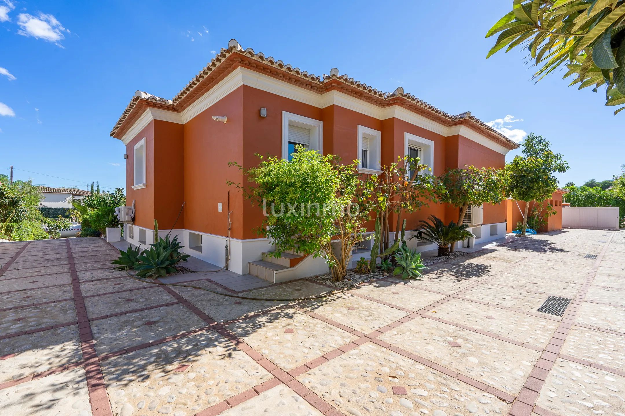 For rent villa with pool and mountain views in Javea — photo 10