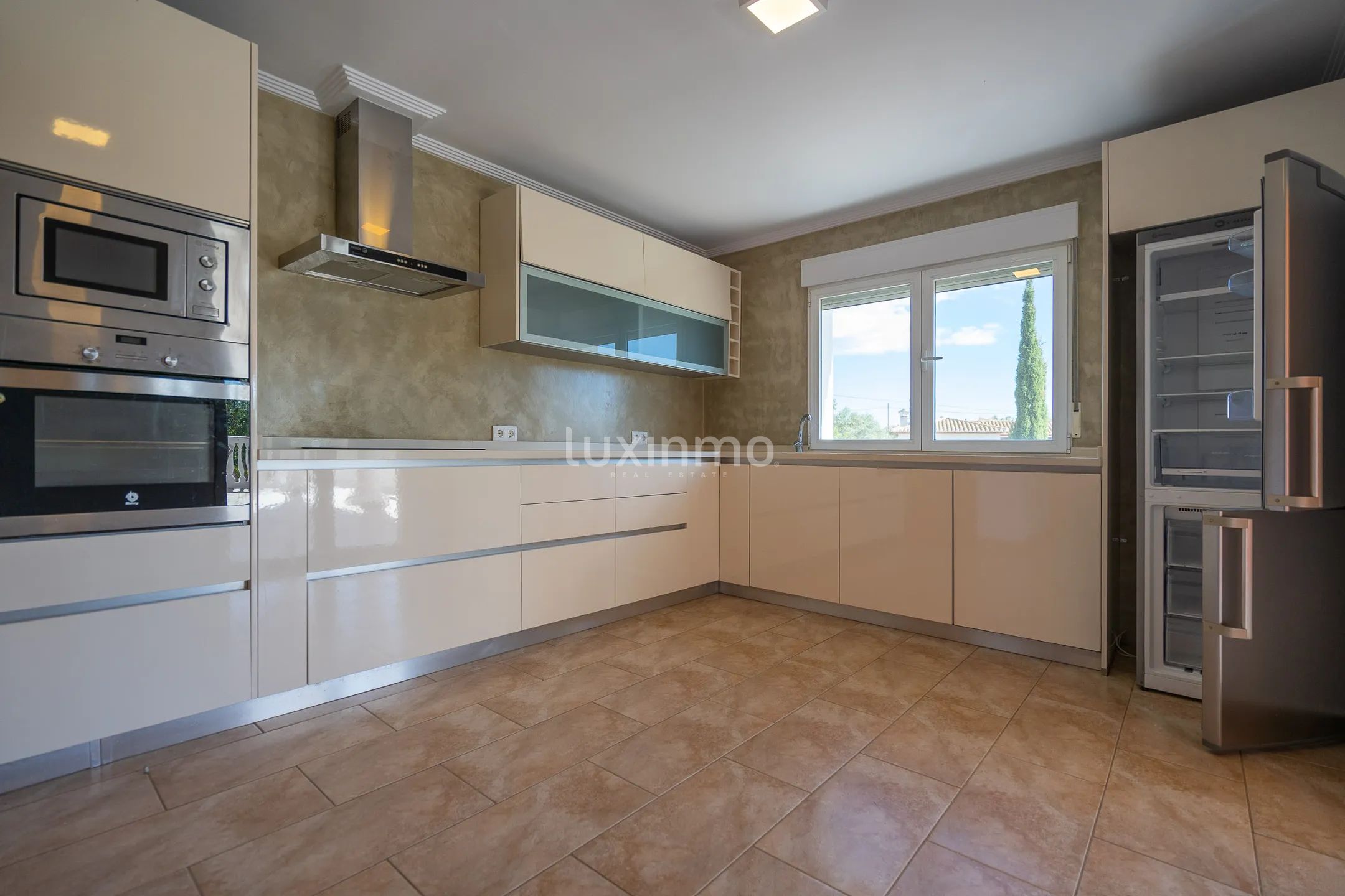 For rent villa with pool and mountain views in Javea — photo 11