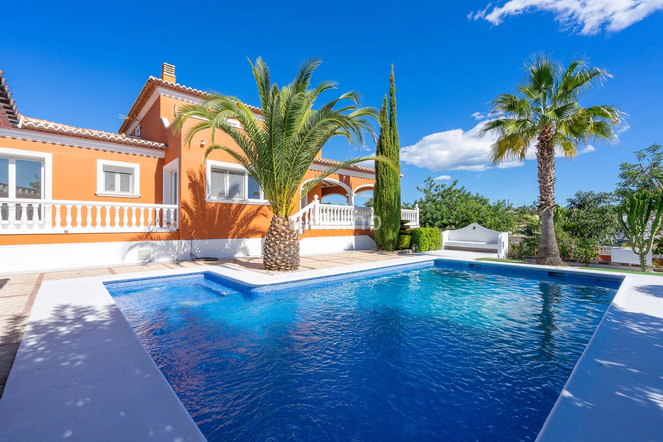 Se alquila chalet con piscina y vistas a la montaña en Javea — photo 1