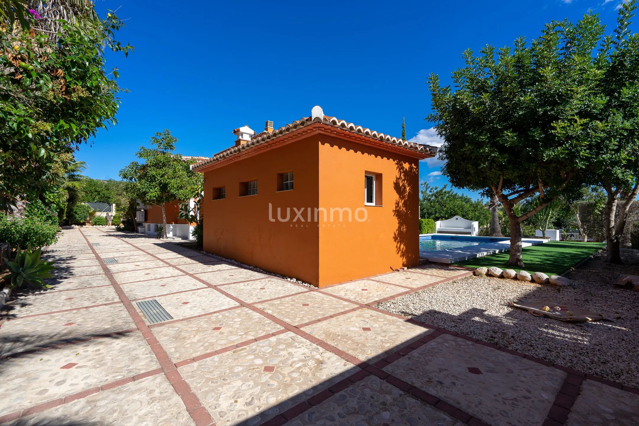Se alquila chalet con piscina y vistas a la montaña en Javea — photo 8
