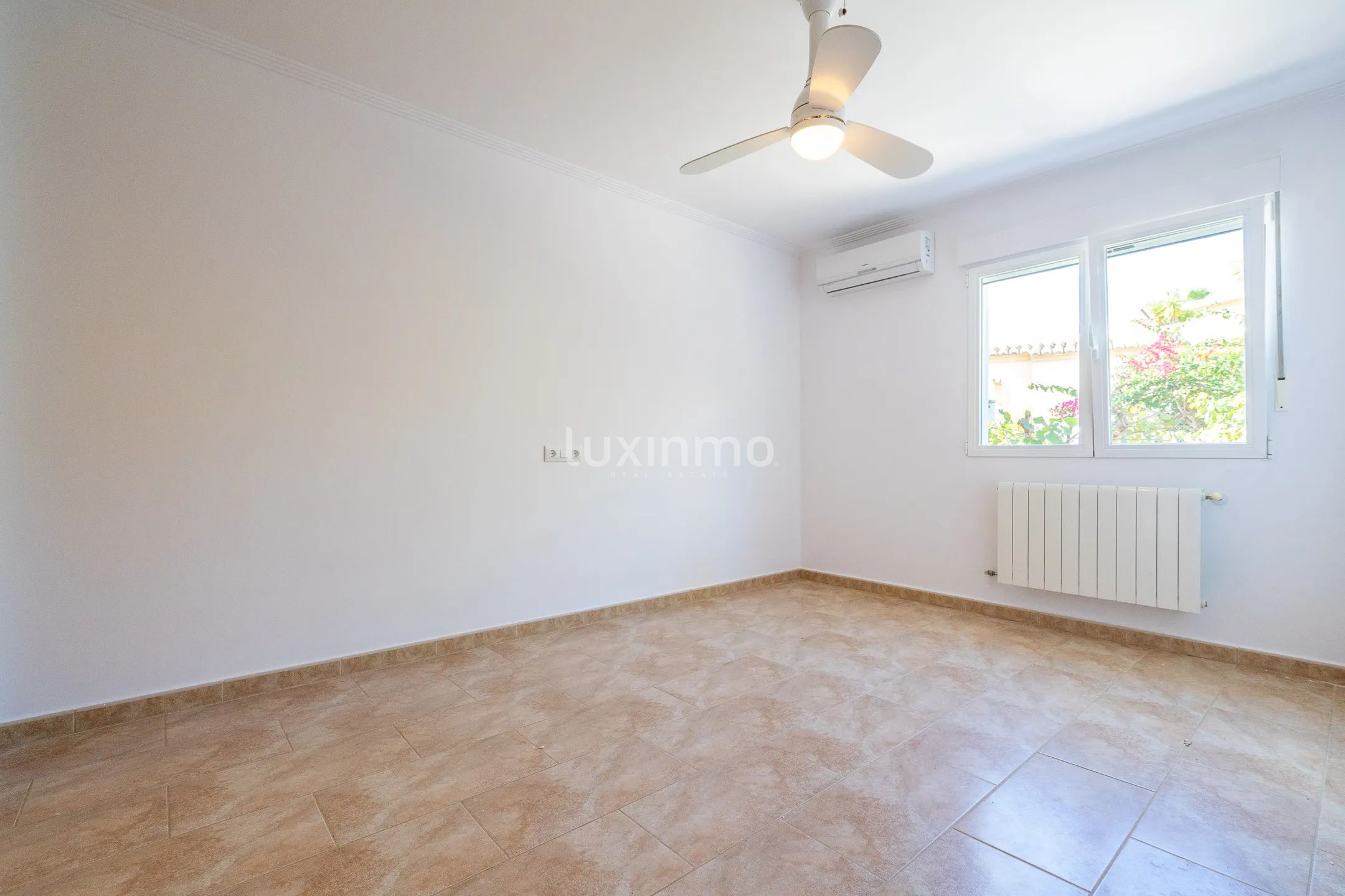 For rent villa with pool and mountain views in Javea — photo 24