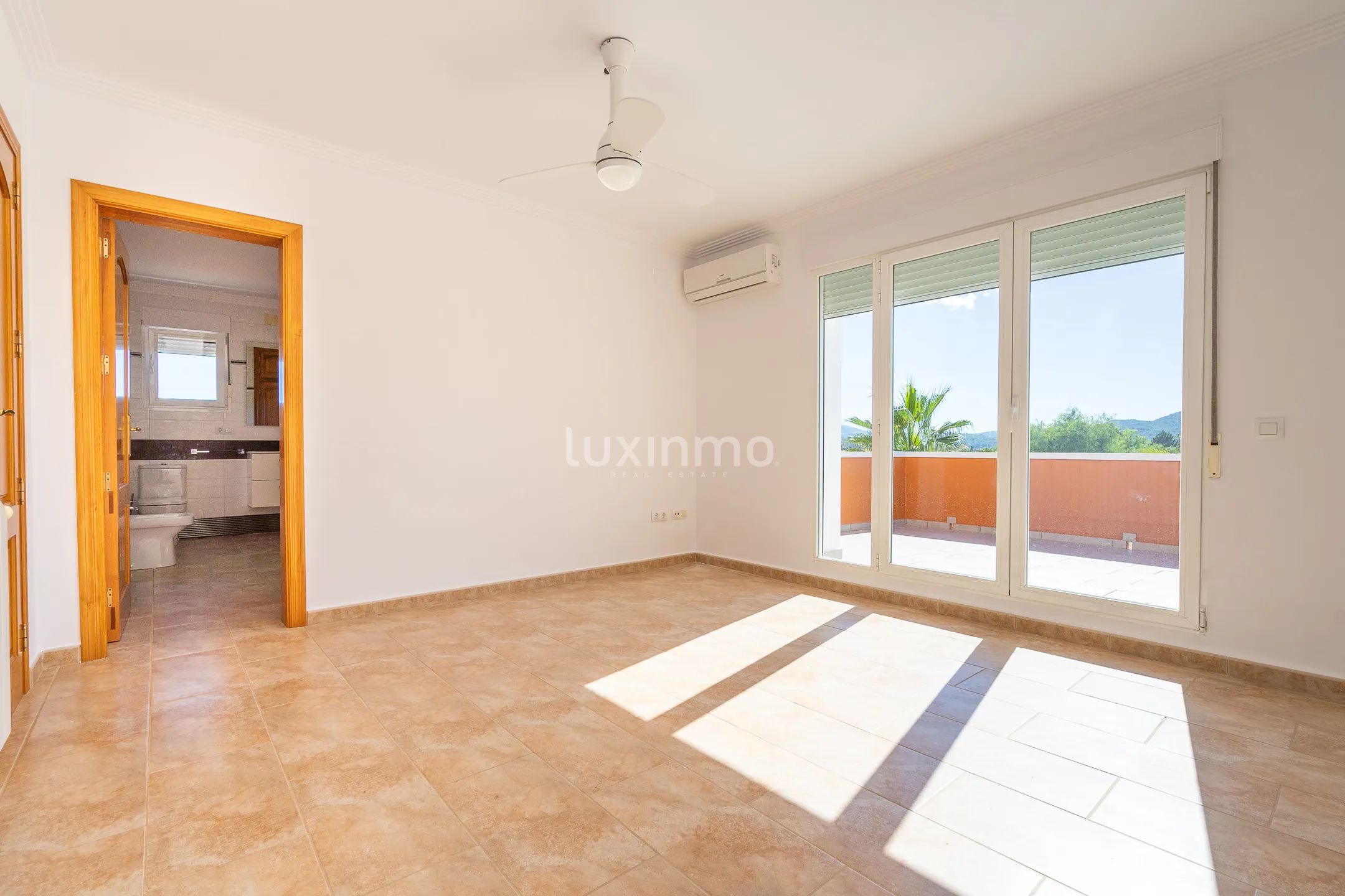 Se alquila chalet con piscina y vistas a la montaña en Javea — photo 28