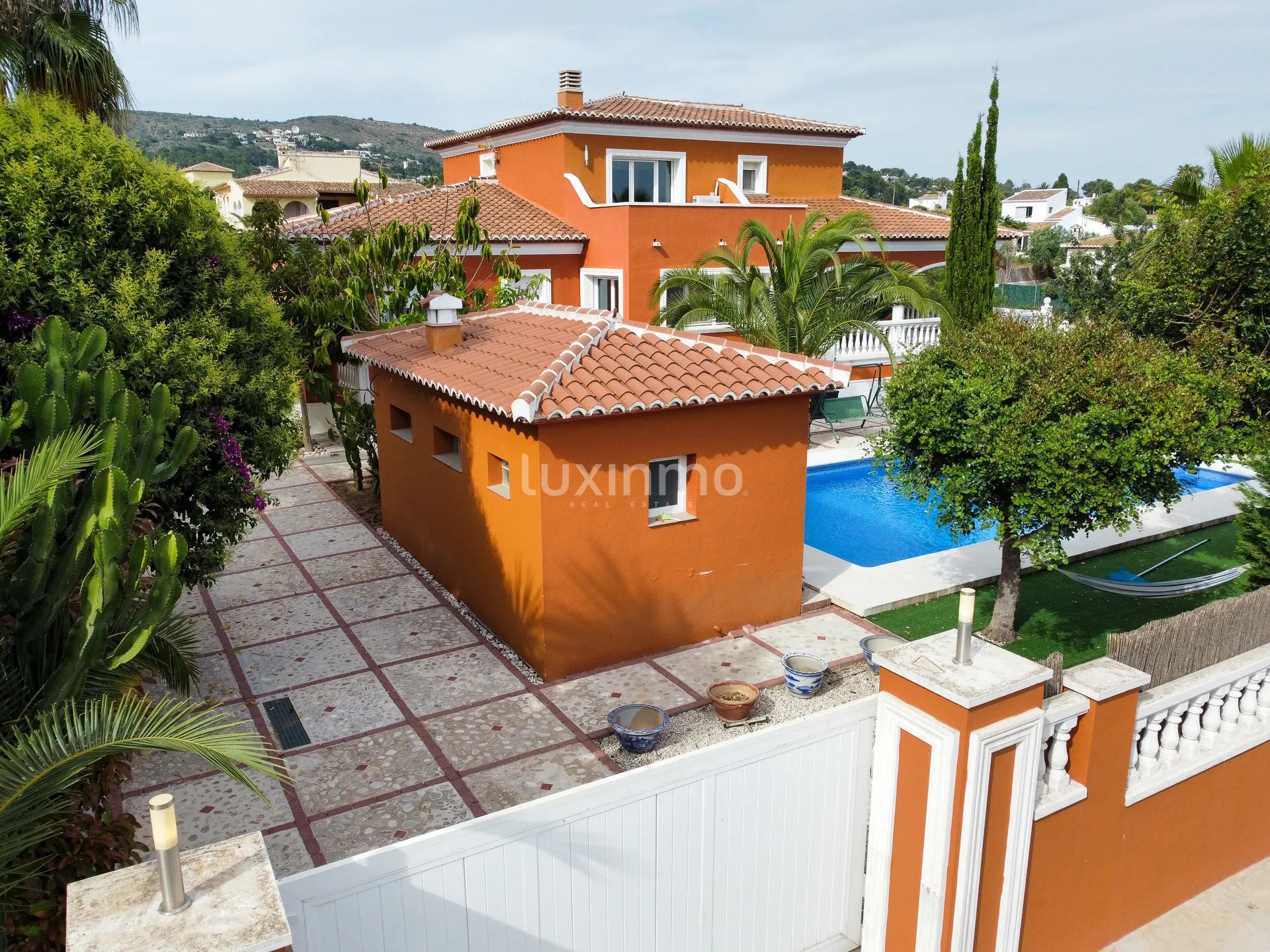 Se alquila chalet con piscina y vistas a la montaña en Javea — photo 5