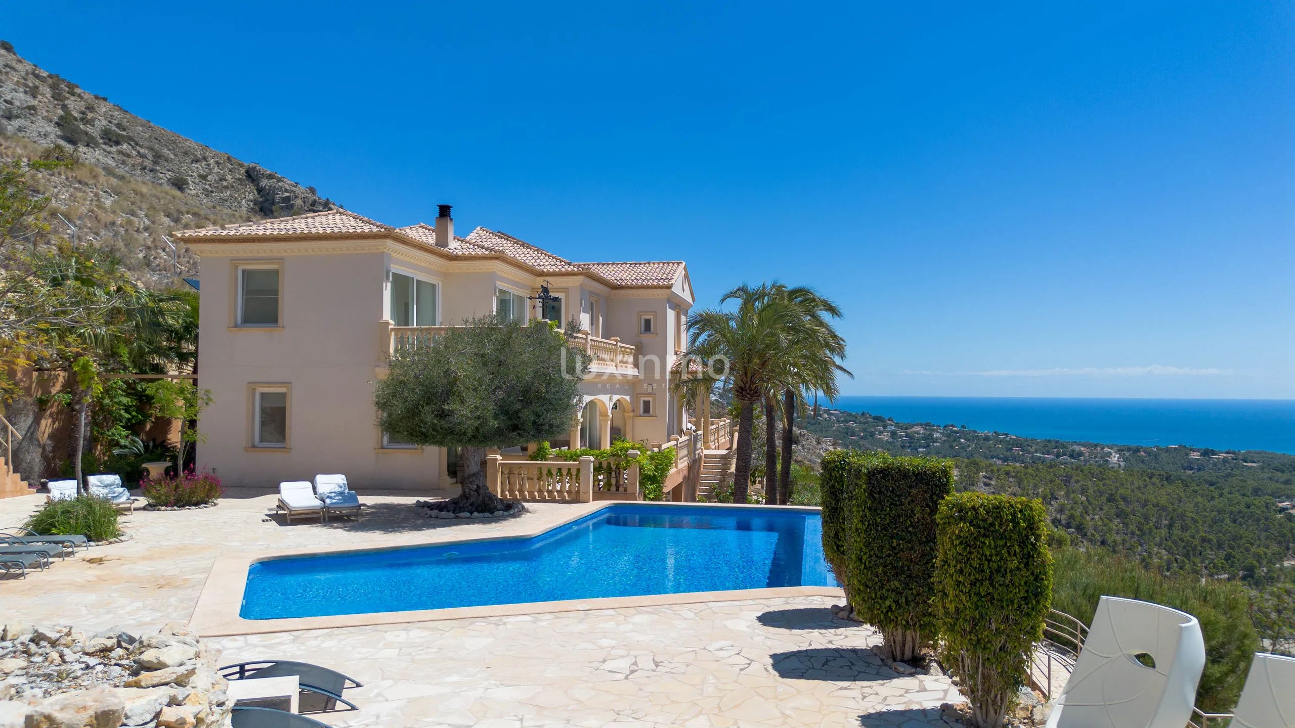 Stunning villa with breathtaking panoramic views of sea & mountain — photo 2