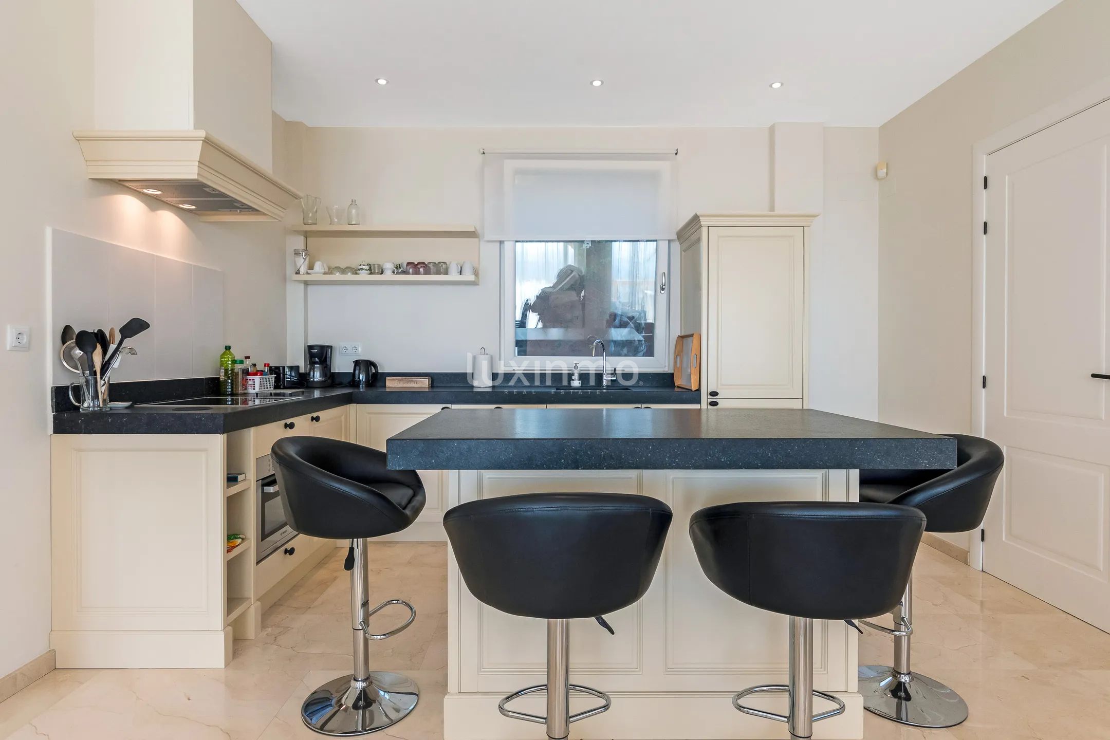 Stunning villa with breathtaking panoramic views of sea & mountain — photo 33