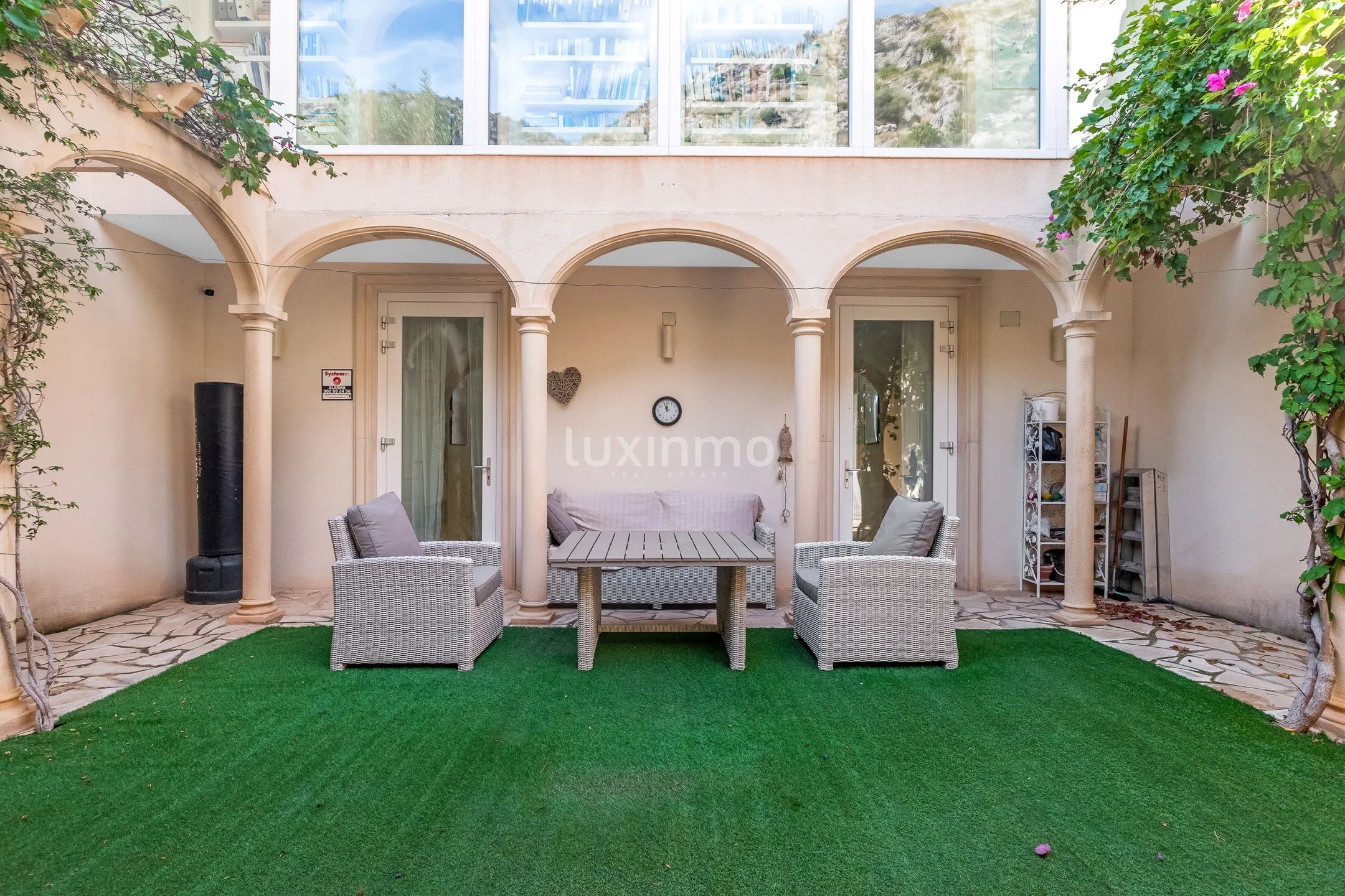 Stunning villa with breathtaking panoramic views of sea & mountain — photo 12