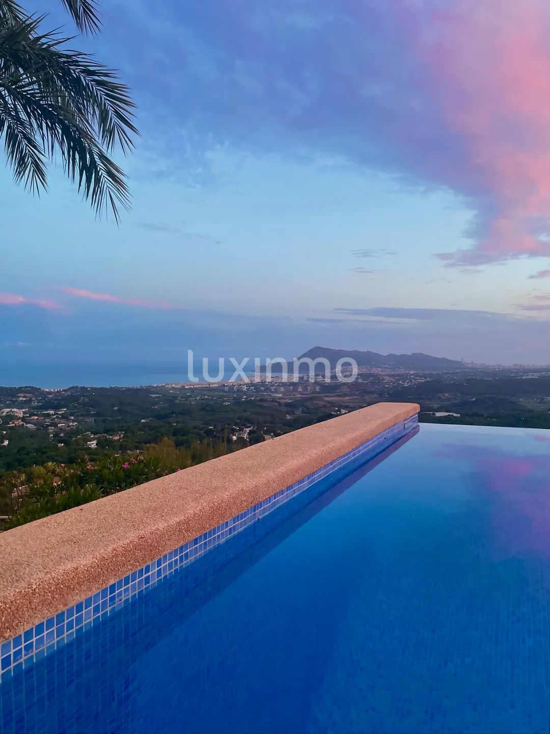 Impresionante villa con impresionantes vistas panorámicas al mar y a la montaña — photo 48