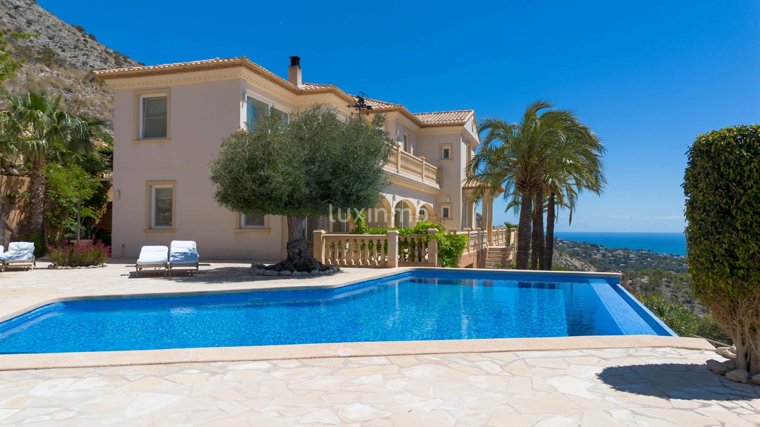 Stunning villa with breathtaking panoramic views of sea & mountain — photo 3