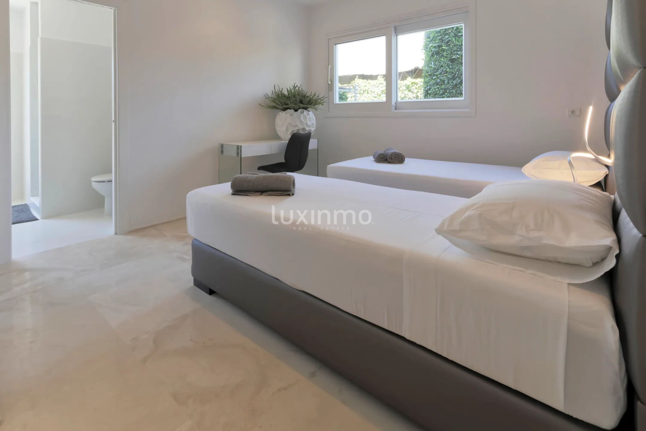 Luxurious Detached House with Touristic License, in Cap Martinet — photo 32