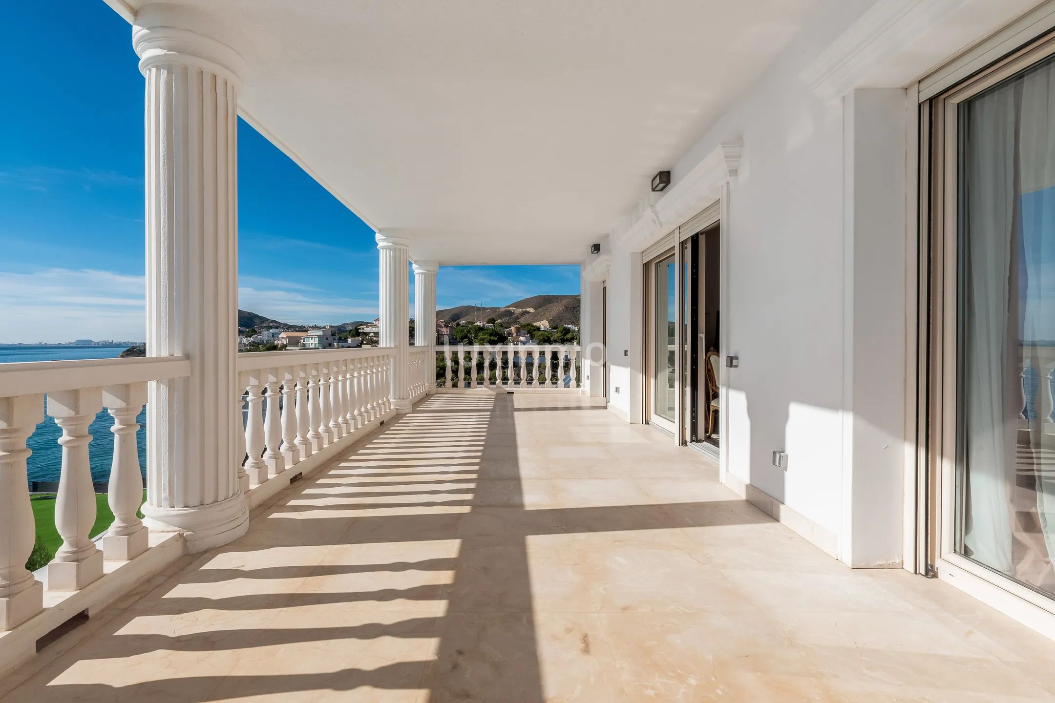 Vacker strandvilla i frontlinjen till salu i Campello — photo 30