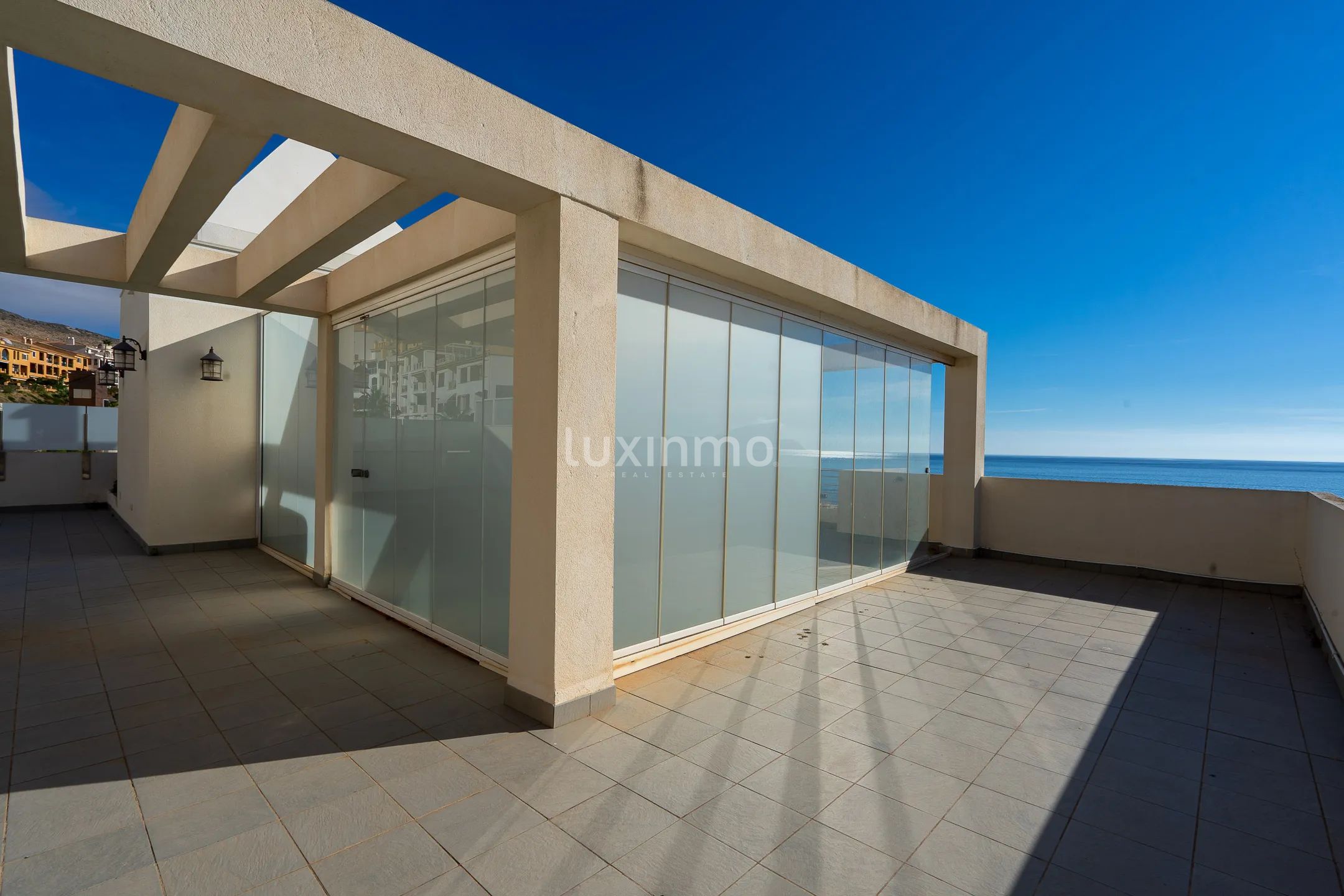 Atemberaubendes modernes Penthouse mit atemberaubender erster Linie in Mascarat — photo 34