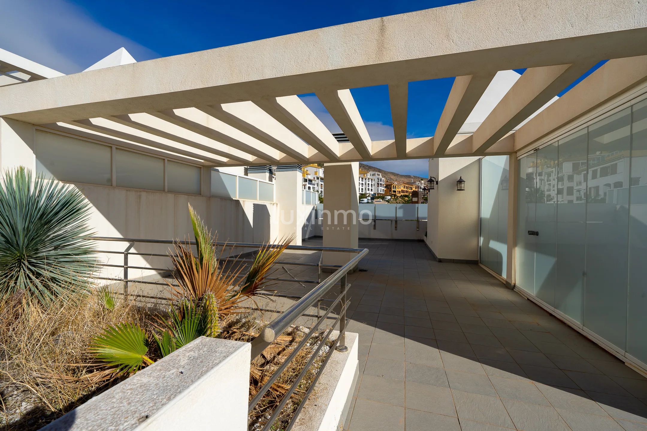 Atemberaubendes modernes Penthouse mit atemberaubender erster Linie in Mascarat — photo 36