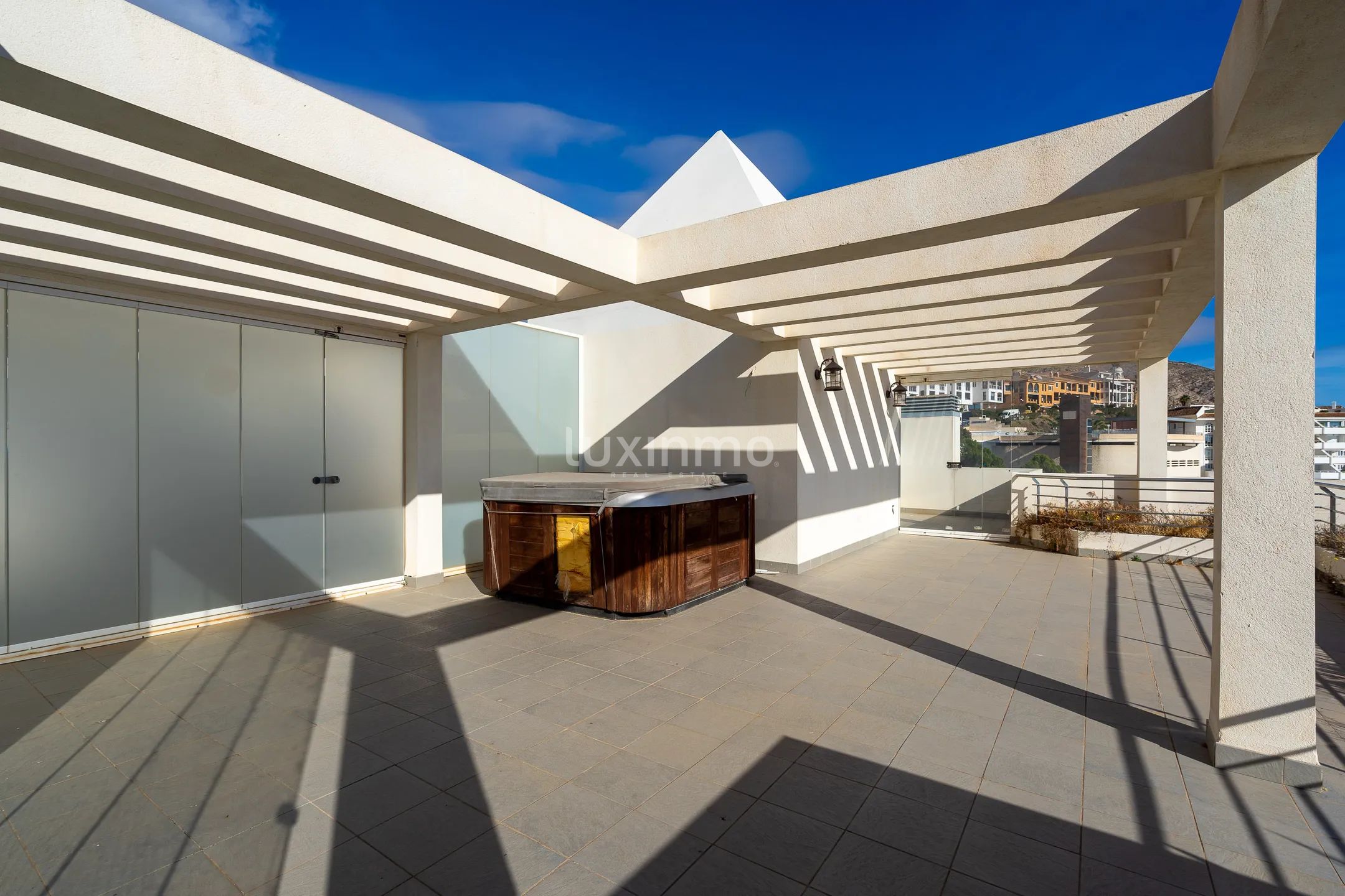 Atemberaubendes modernes Penthouse mit atemberaubender erster Linie in Mascarat — photo 37