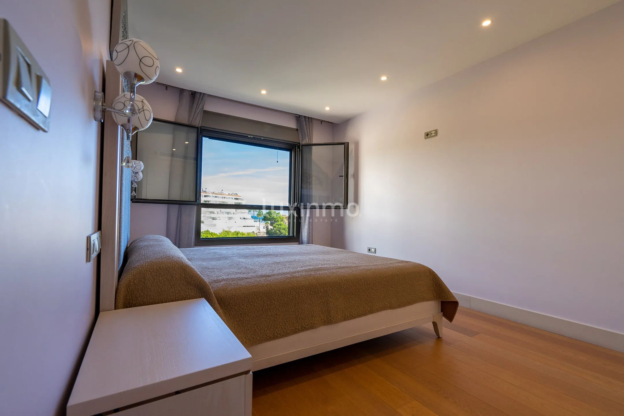 Atemberaubendes modernes Penthouse mit atemberaubender erster Linie in Mascarat — photo 26