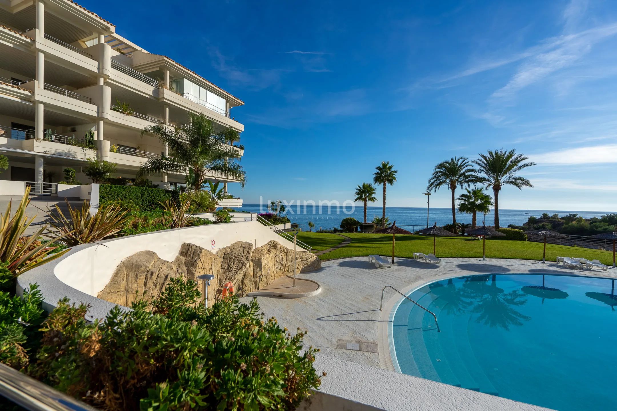 Atemberaubendes modernes Penthouse mit atemberaubender erster Linie in Mascarat — photo 38