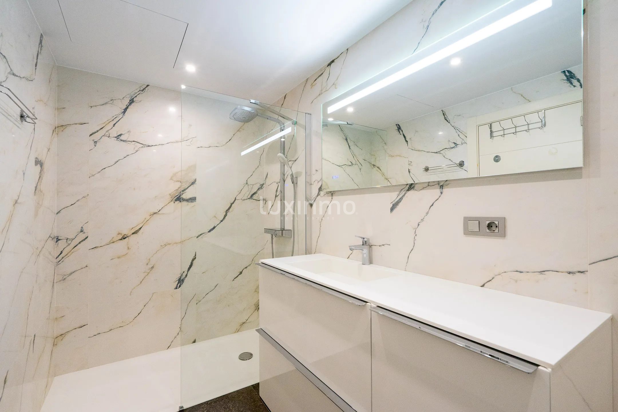 Atemberaubendes modernes Penthouse mit atemberaubender erster Linie in Mascarat — photo 21