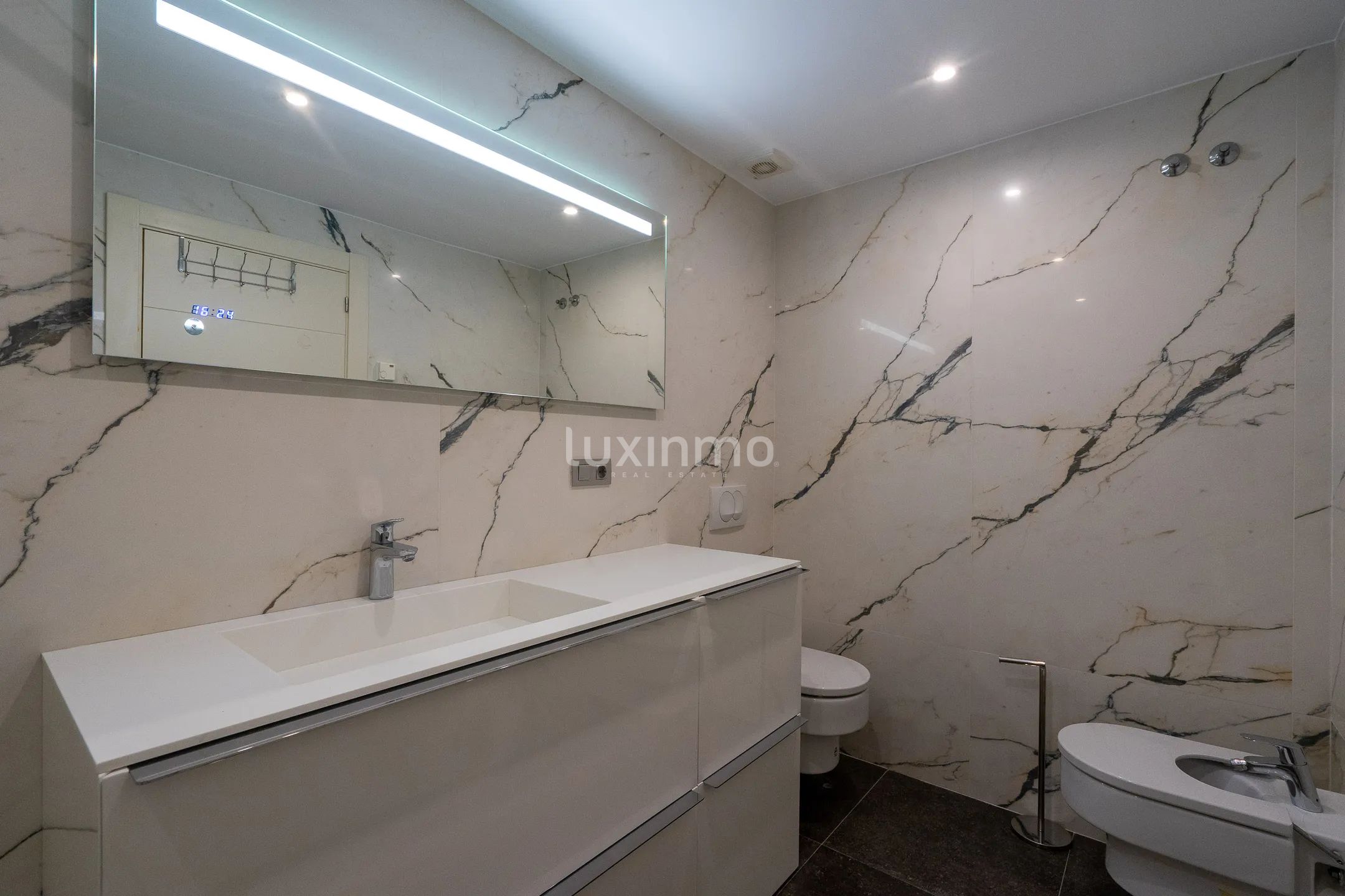 Atemberaubendes modernes Penthouse mit atemberaubender erster Linie in Mascarat — photo 22