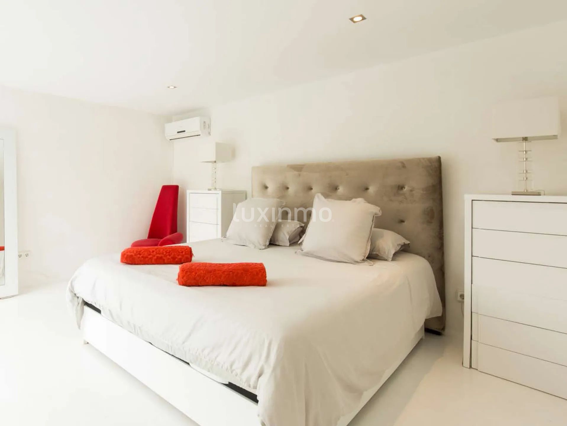 Просторная вилла на вершине урбанизации Кан Фурнет, Ибица — photo 40