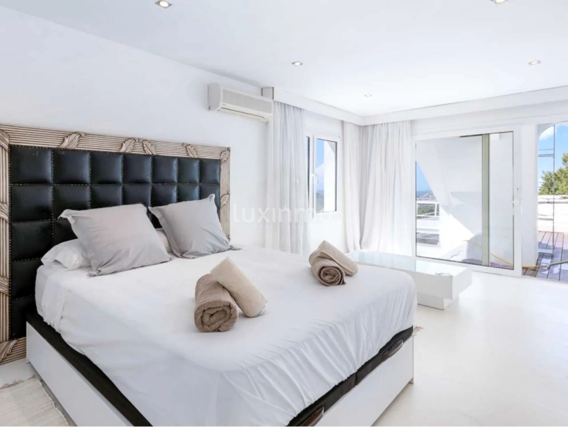 Просторная вилла на вершине урбанизации Кан Фурнет, Ибица — photo 35