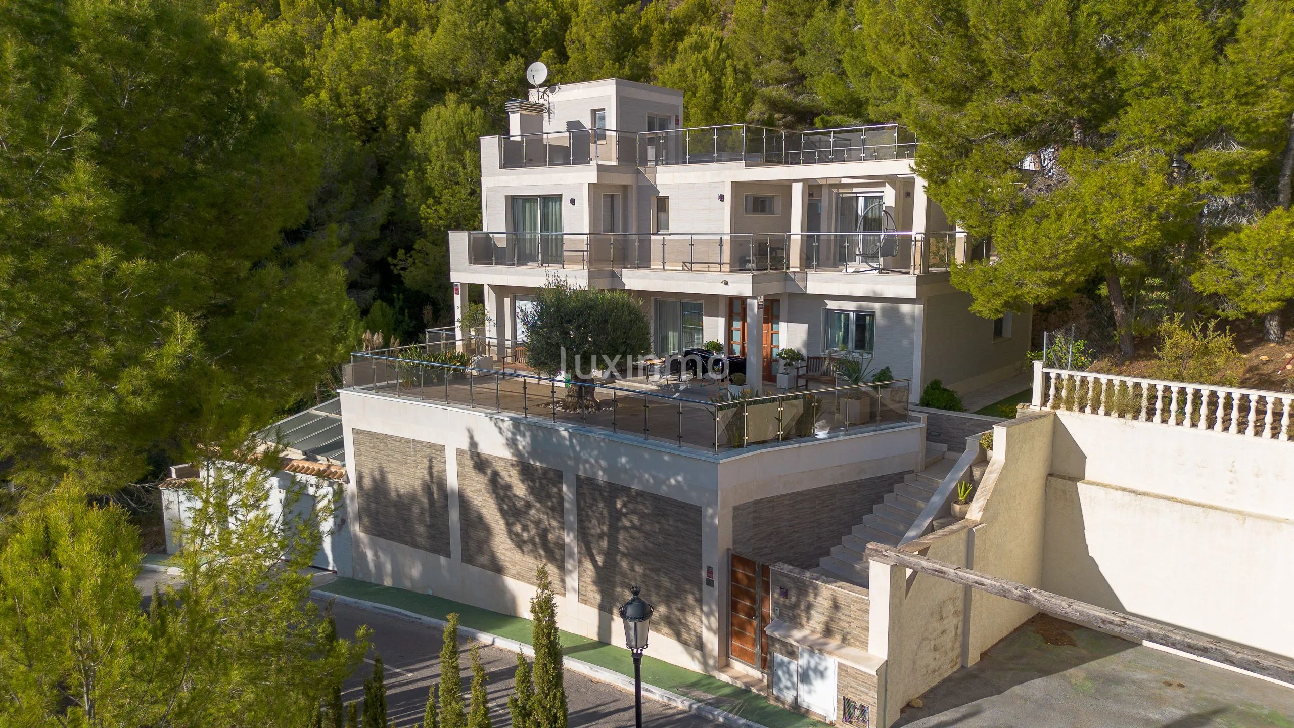 Stunning 6 bedroom detached house with sea views in Altea Hills