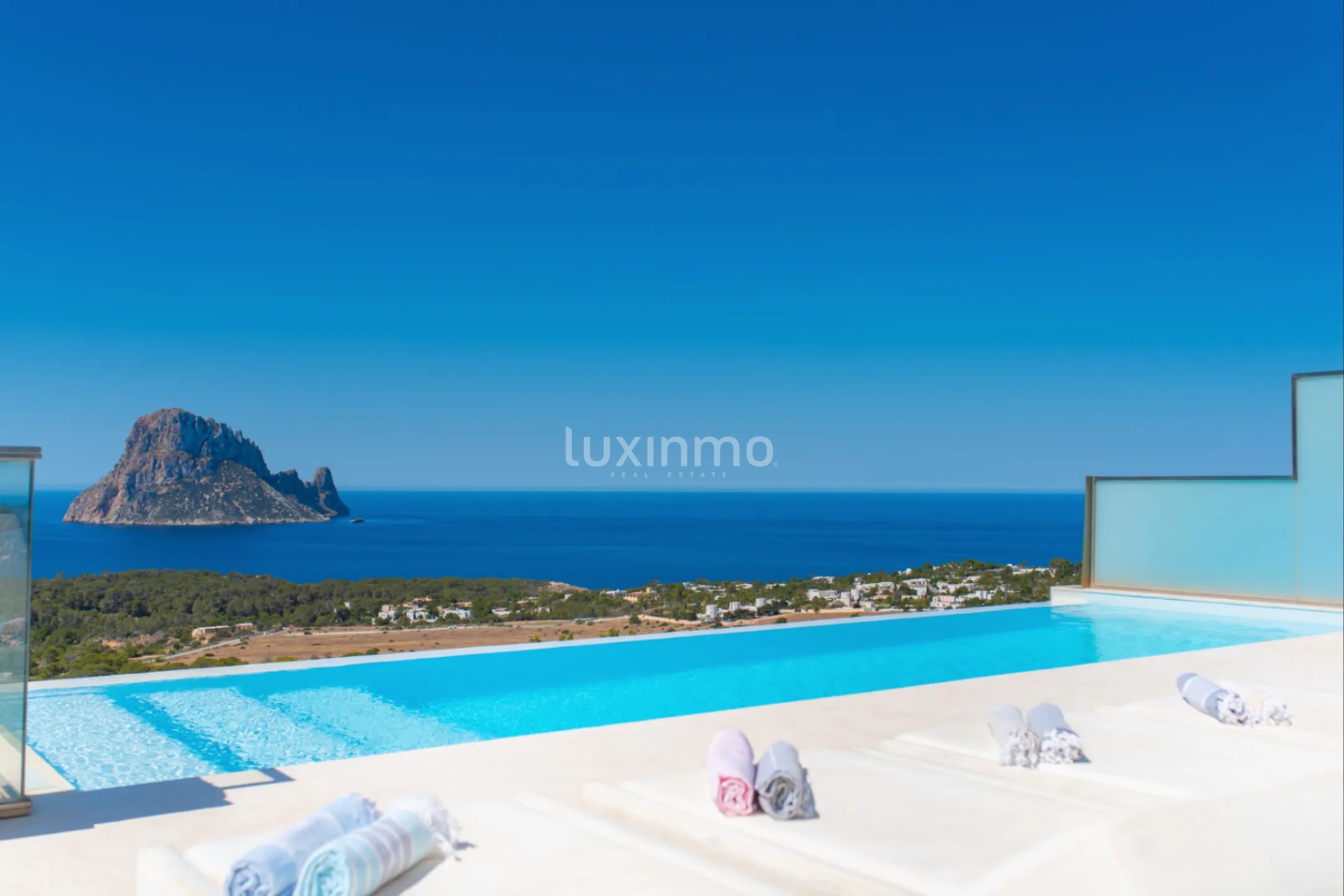Elegant Semidetached House with Infinity Pool and Sea Views in Cala Carbó