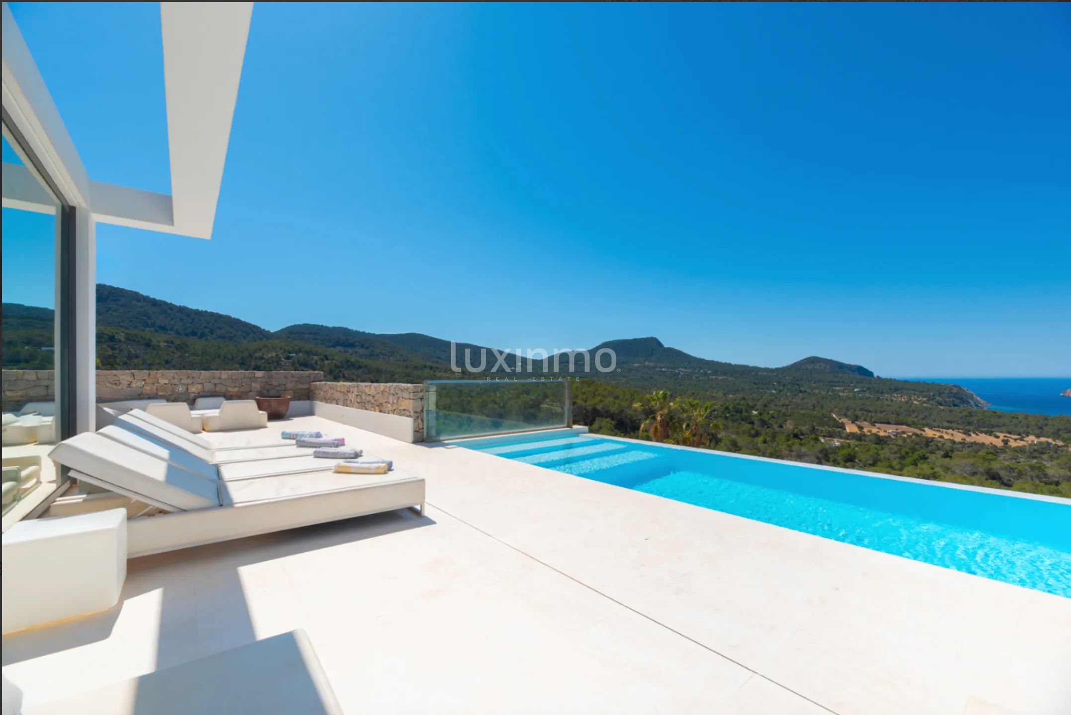 Elegant Semidetached House with Infinity Pool and Sea Views in Cala Carbó — photo 3