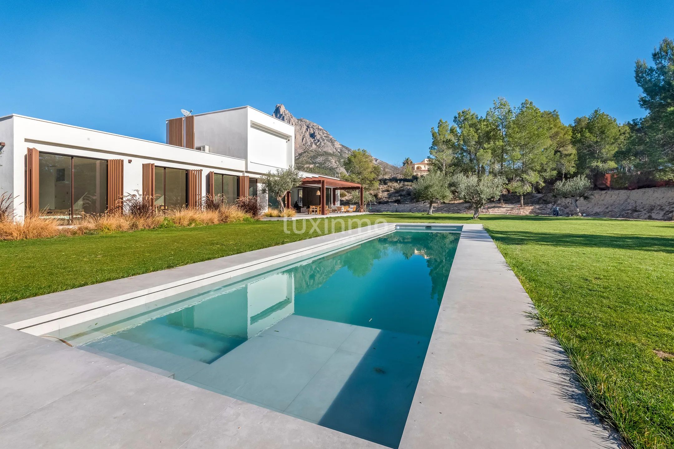 Modern 4-bedroom villa in the countryside of Finestrat