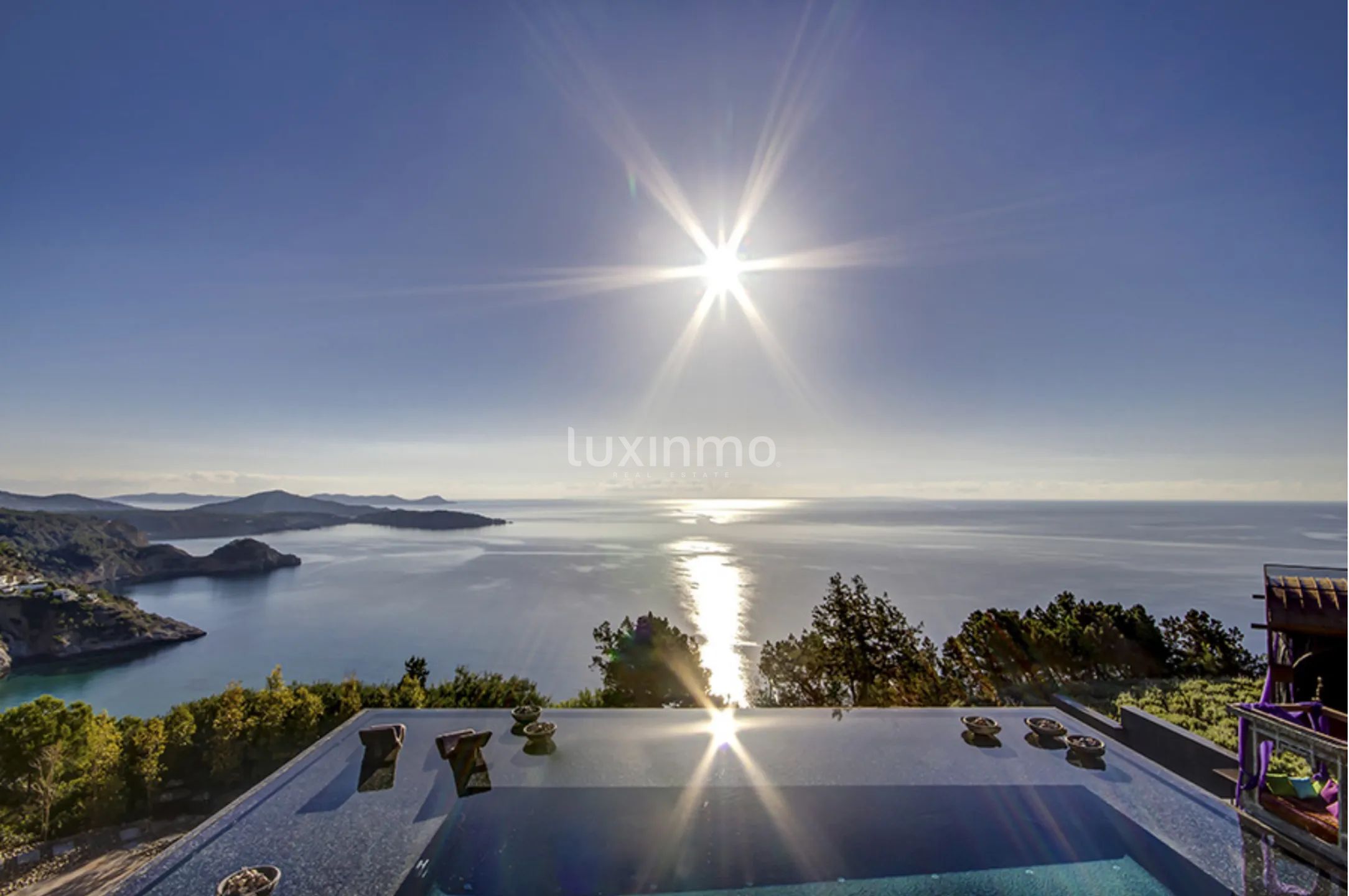 En Lo Alto De Un Acantilado De Es Cubells En Ibiza Con La Vista Más Alta Del Mar Mediterráneo, Construido Sobre Roca Viva