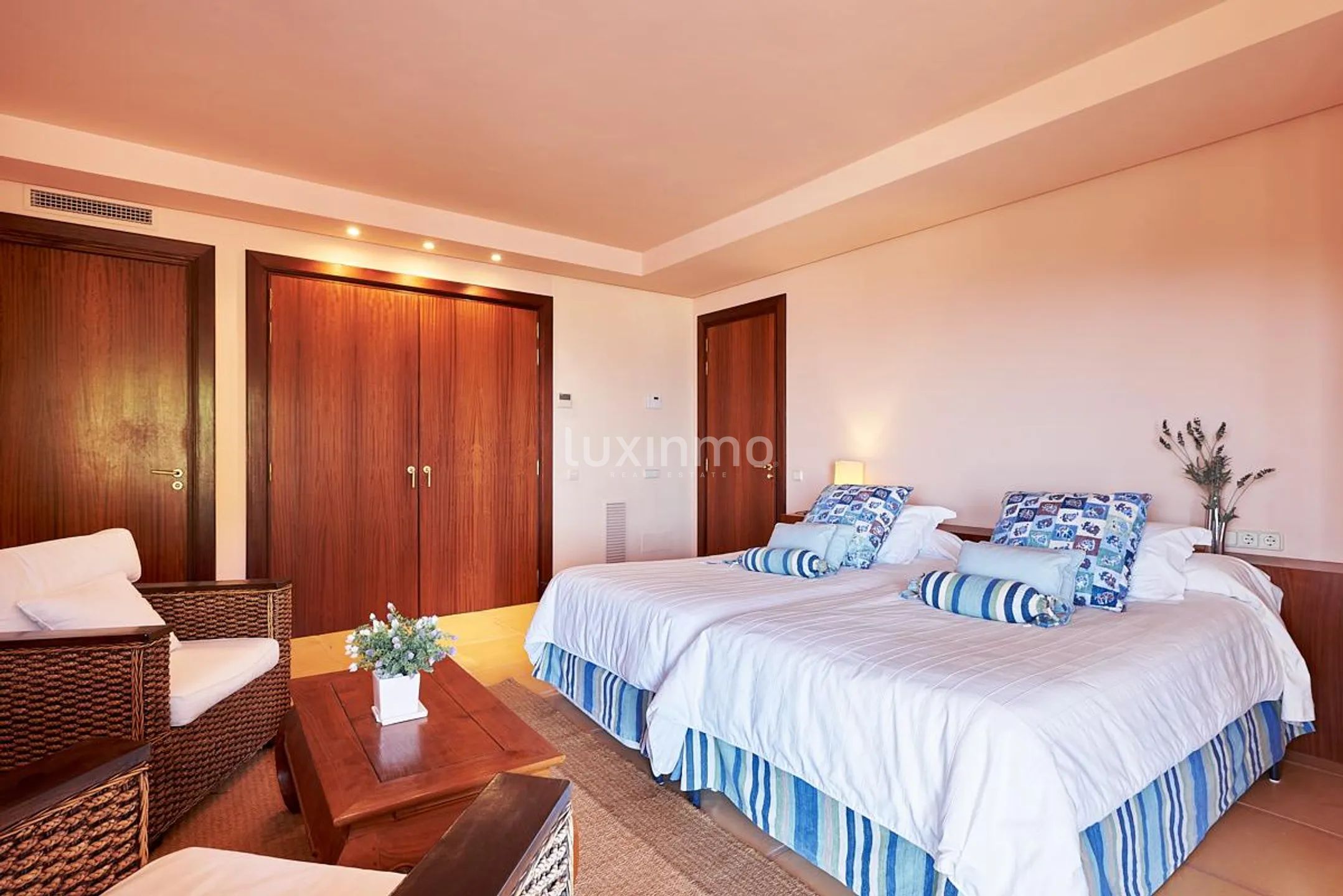 Spektakularna willa w wyjątkowej lokalizacji na Ibizie z panoramicznym widokiem na morze — photo 21