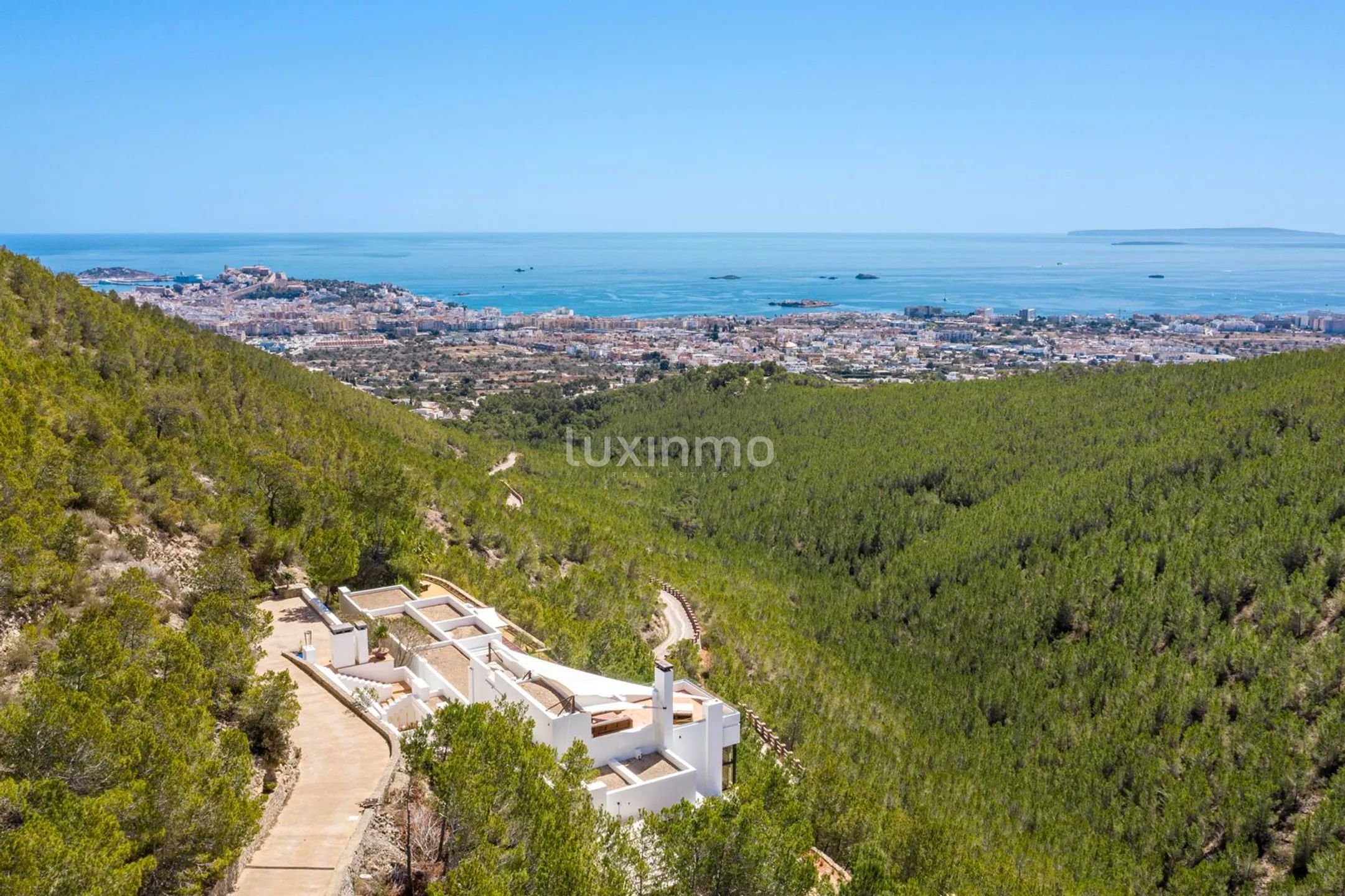 Spektakularna willa w wyjątkowej lokalizacji na Ibizie z panoramicznym widokiem na morze — photo 17