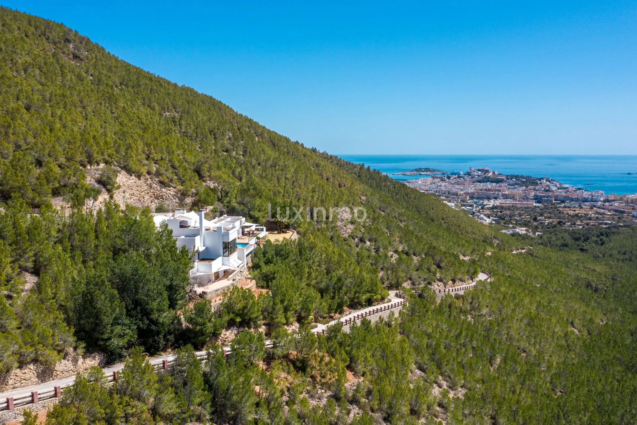Spektakularna willa w wyjątkowej lokalizacji na Ibizie z panoramicznym widokiem na morze — photo 18