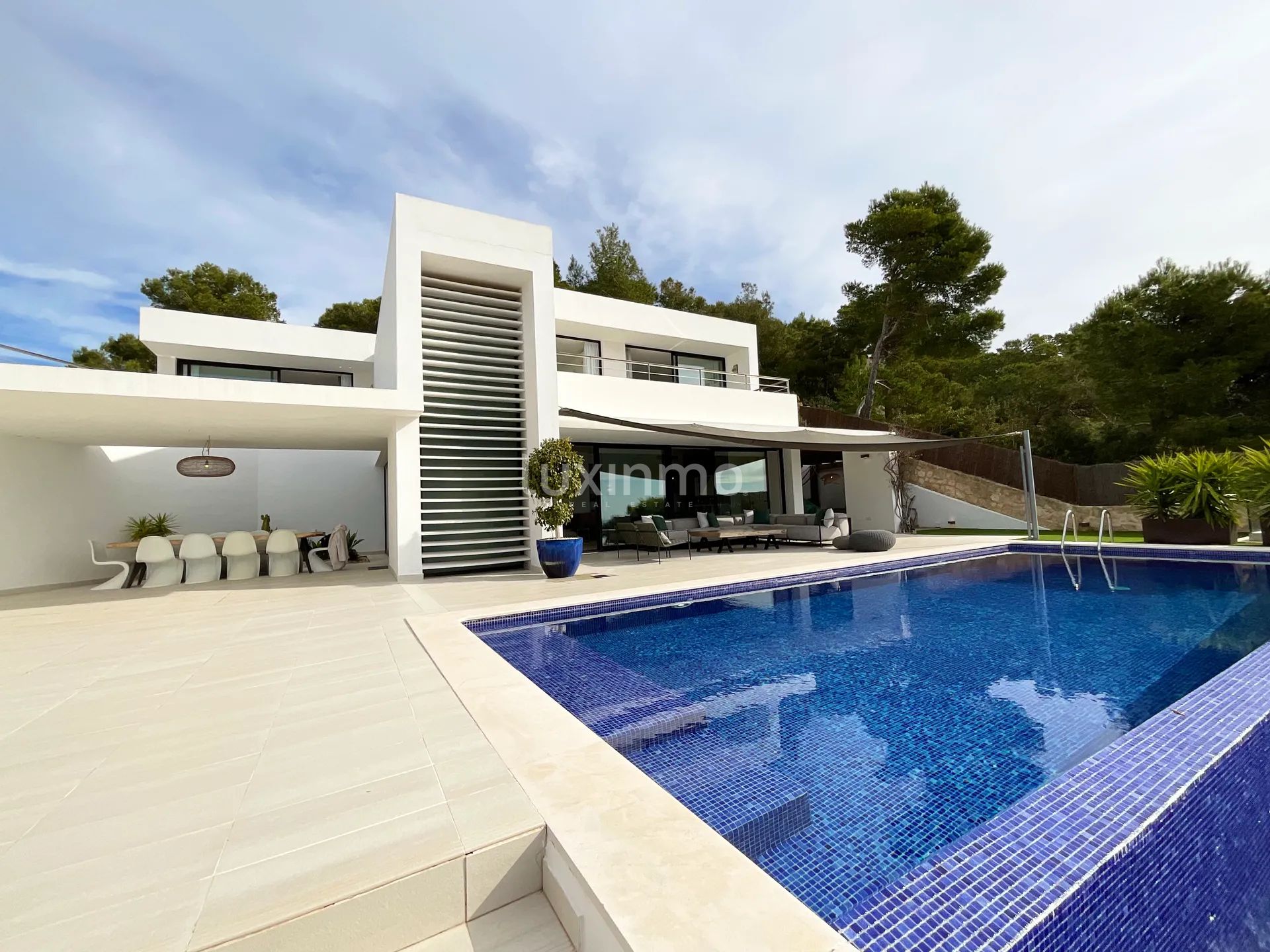 STRIKING MODERN VILLA WITH SENSATIONAL SEA VIEWS WITHIN A SECURE GATED COMMUNITY WITH TOURIST LISENCE