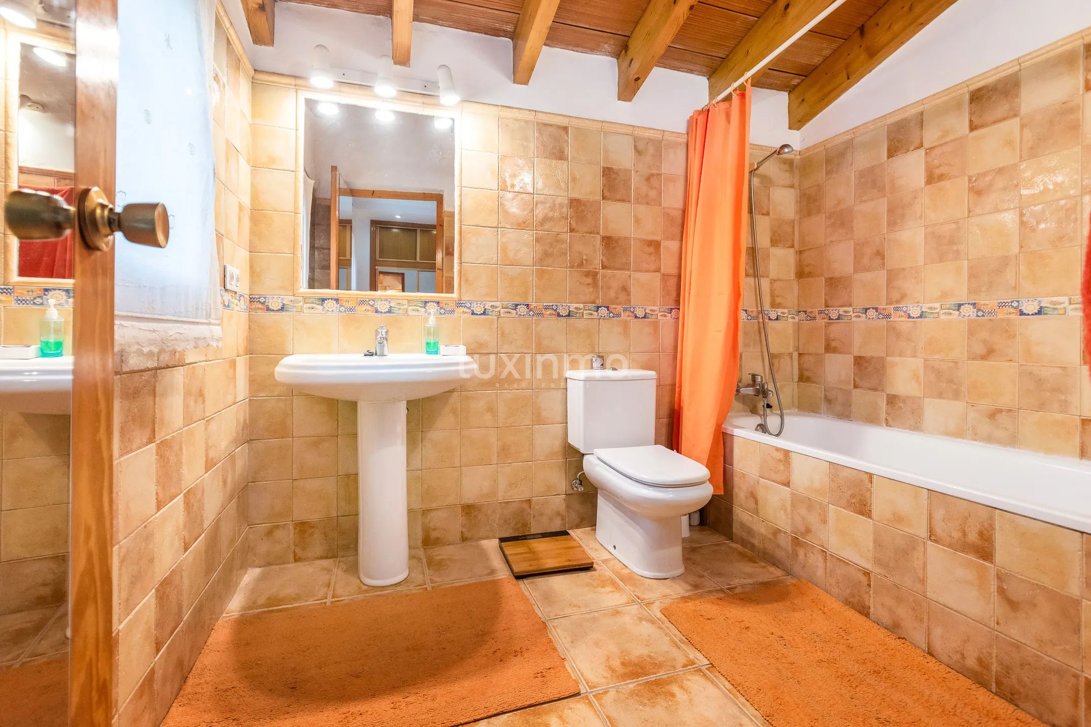 Очаровательный дом с потрясающим внутренним двором и бассейном в Альфас-дель-Пи — photo 18