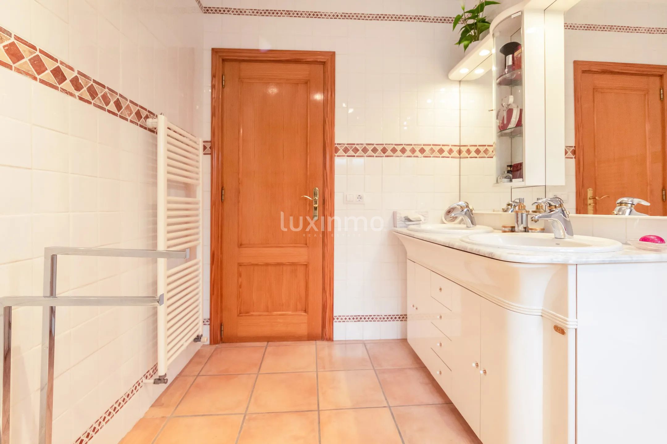 Очаровательный дом с потрясающим внутренним двором и бассейном в Альфас-дель-Пи — photo 15