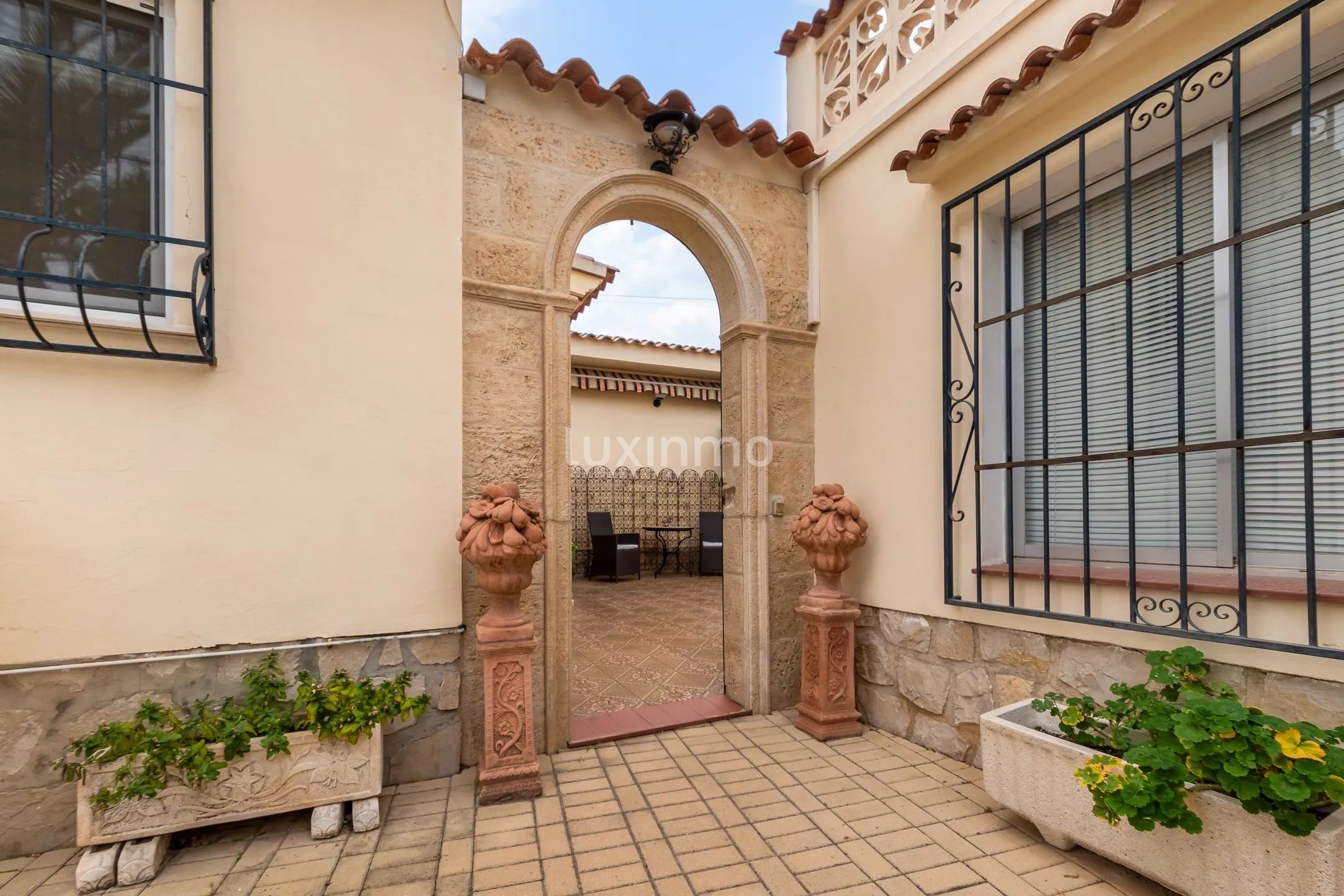 Очаровательный дом с потрясающим внутренним двором и бассейном в Альфас-дель-Пи — photo 26