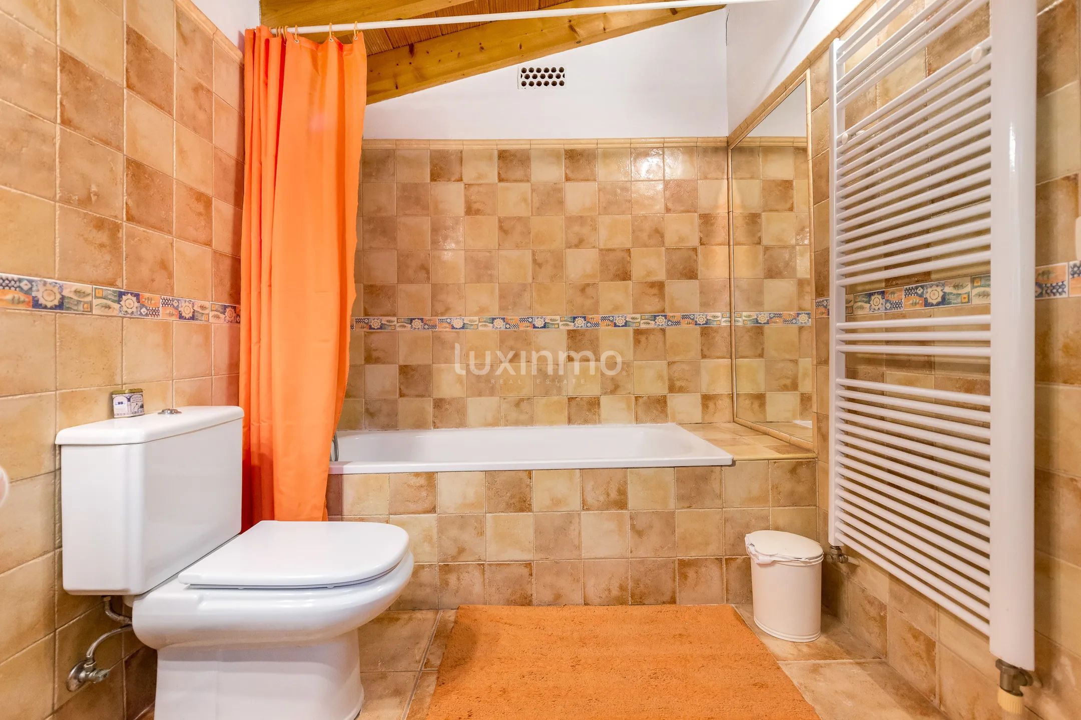 Очаровательный дом с потрясающим внутренним двором и бассейном в Альфас-дель-Пи — photo 19