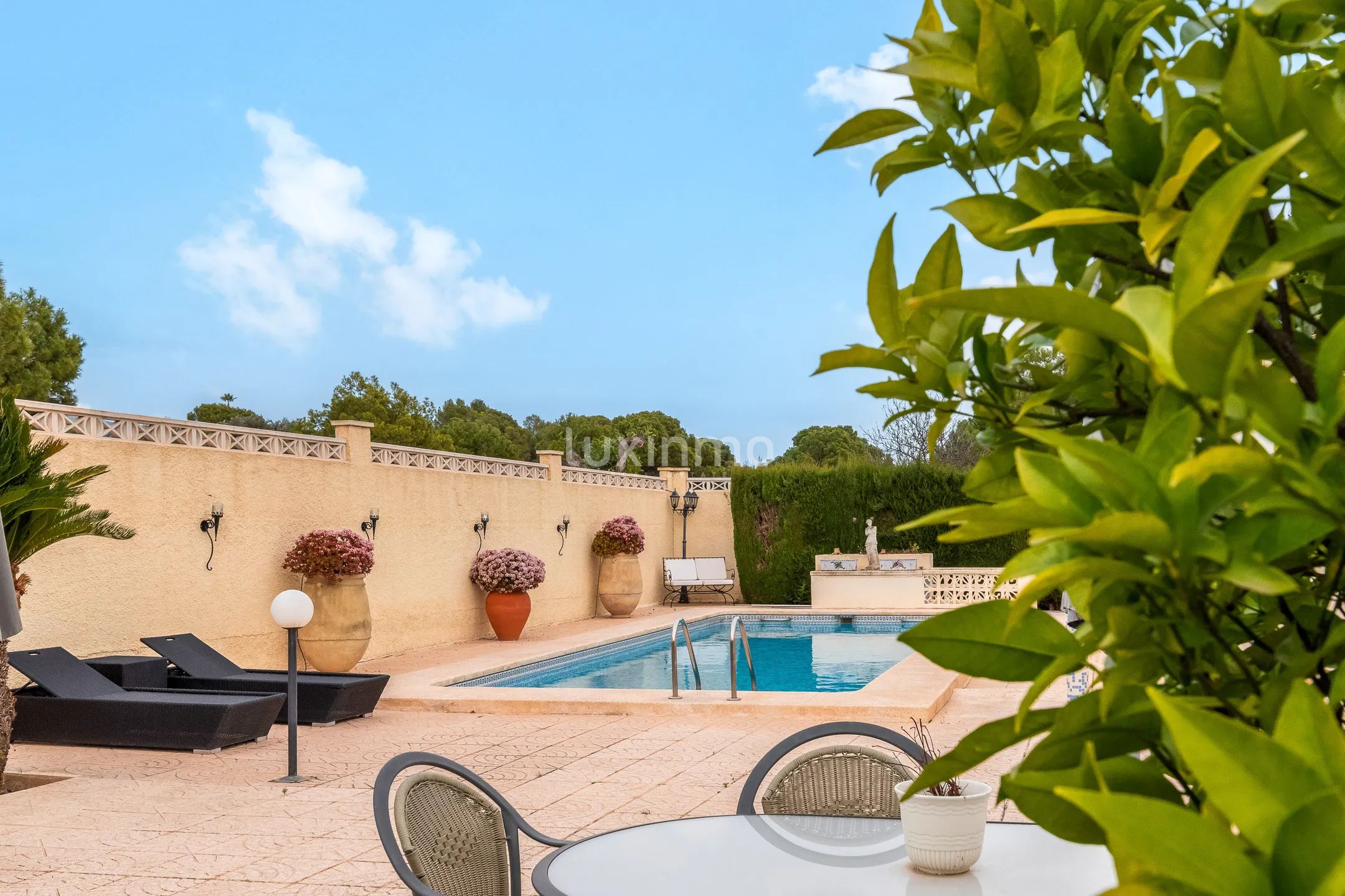 Очаровательный дом с потрясающим внутренним двором и бассейном в Альфас-дель-Пи — photo 31