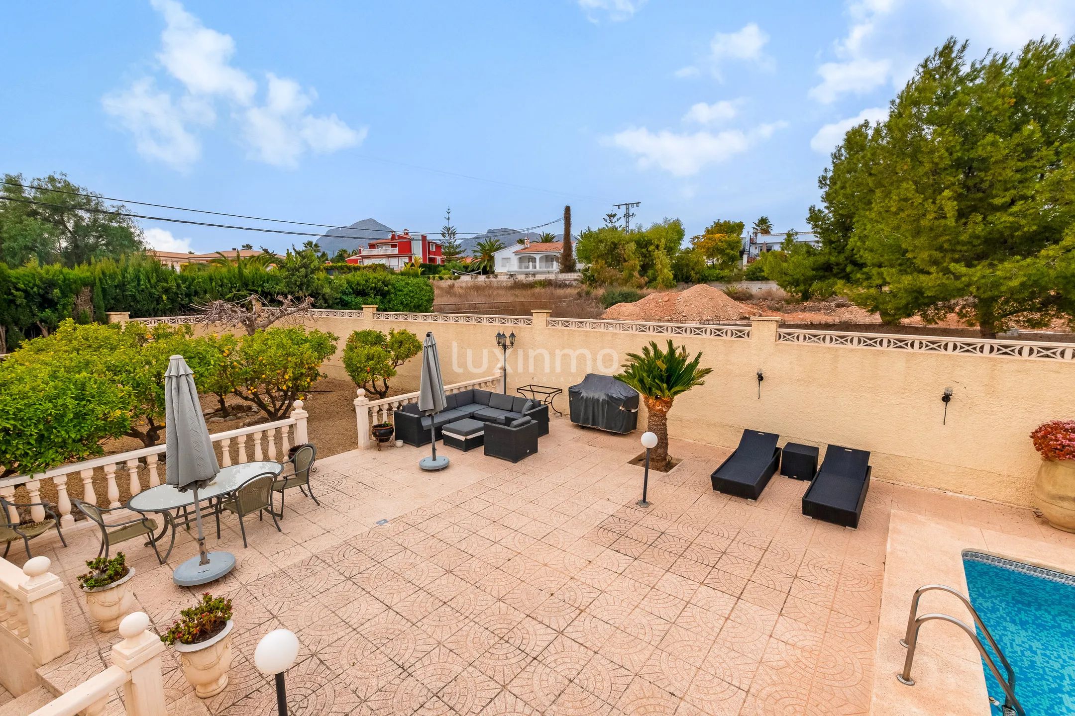 Очаровательный дом с потрясающим внутренним двором и бассейном в Альфас-дель-Пи — photo 32