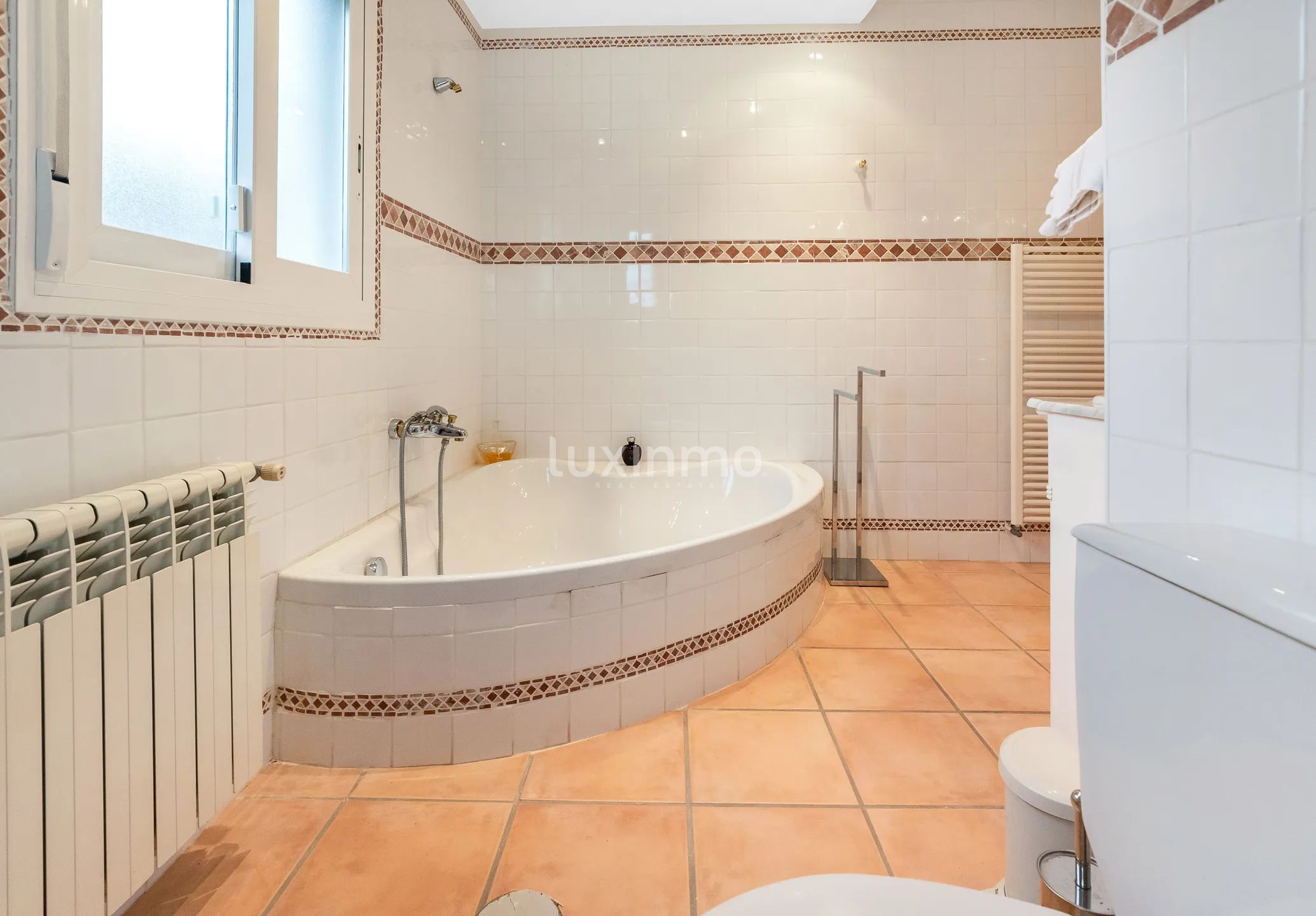 Очаровательный дом с потрясающим внутренним двором и бассейном в Альфас-дель-Пи — photo 14