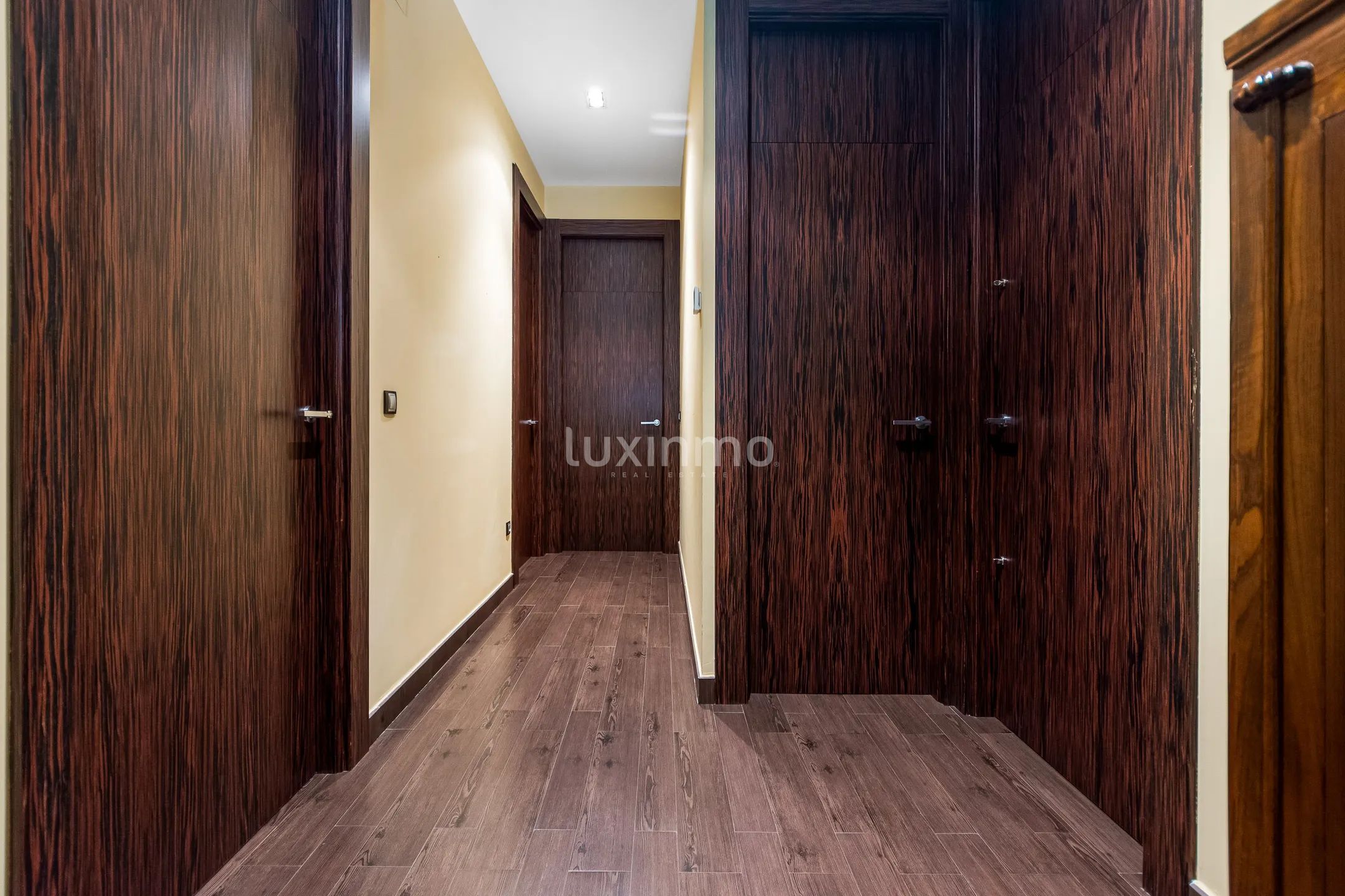 Luksusowy dom w zabudowie bliźniaczej w centrum Mutxamel z oszałamiającymi funkcjami — photo 38