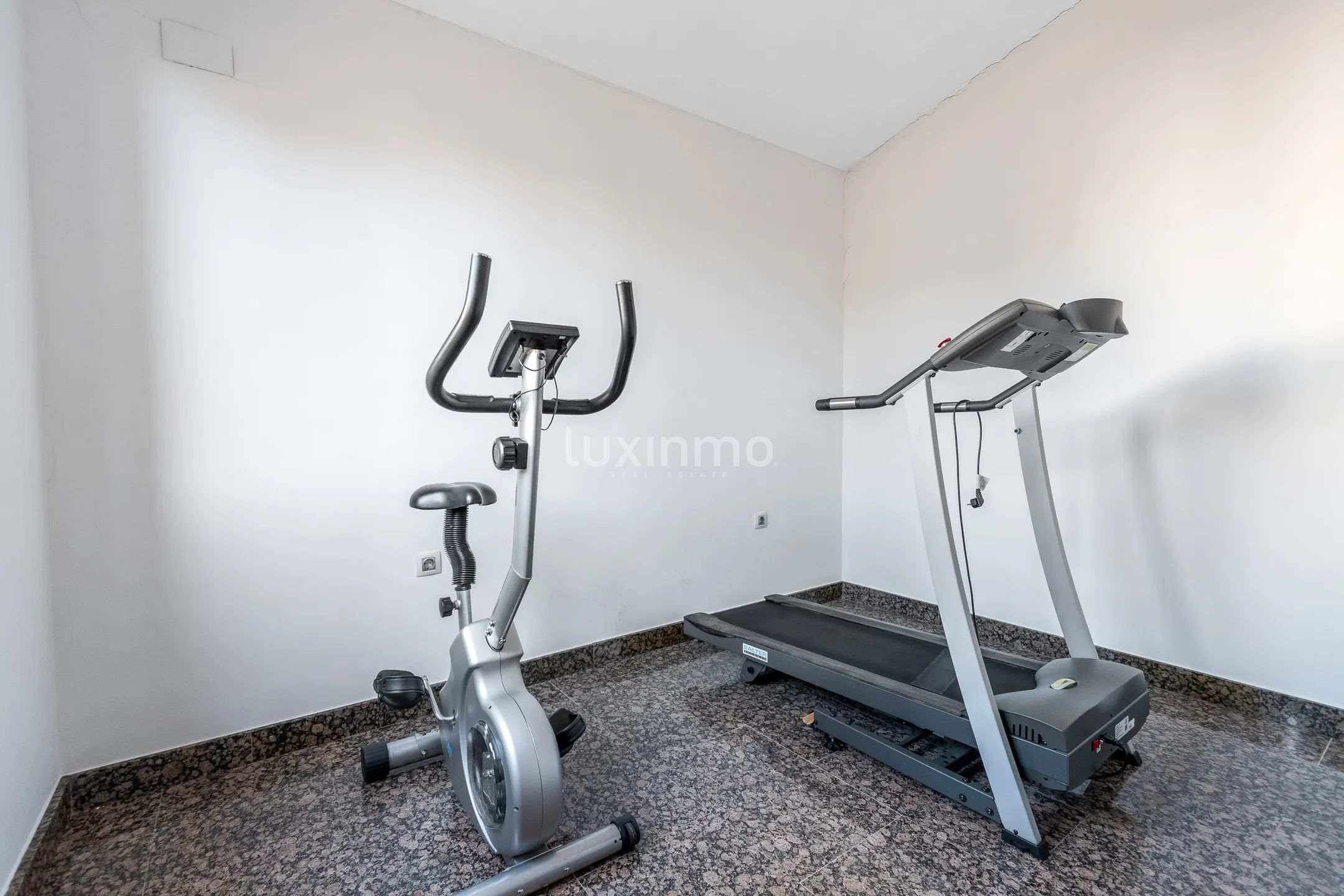 Luksusowy dom w zabudowie bliźniaczej w centrum Mutxamel z oszałamiającymi funkcjami — photo 41