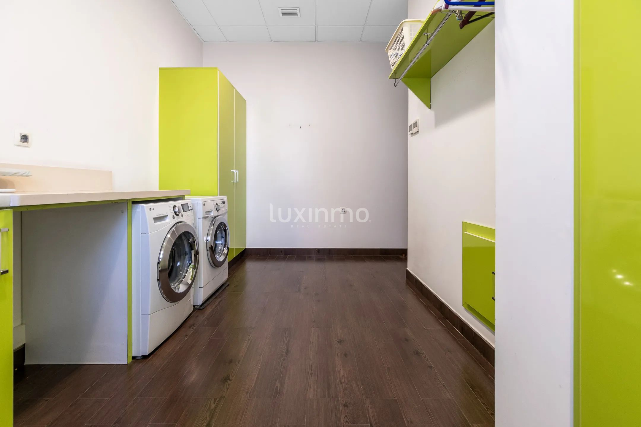 Luksusowy dom w zabudowie bliźniaczej w centrum Mutxamel z oszałamiającymi funkcjami — photo 40