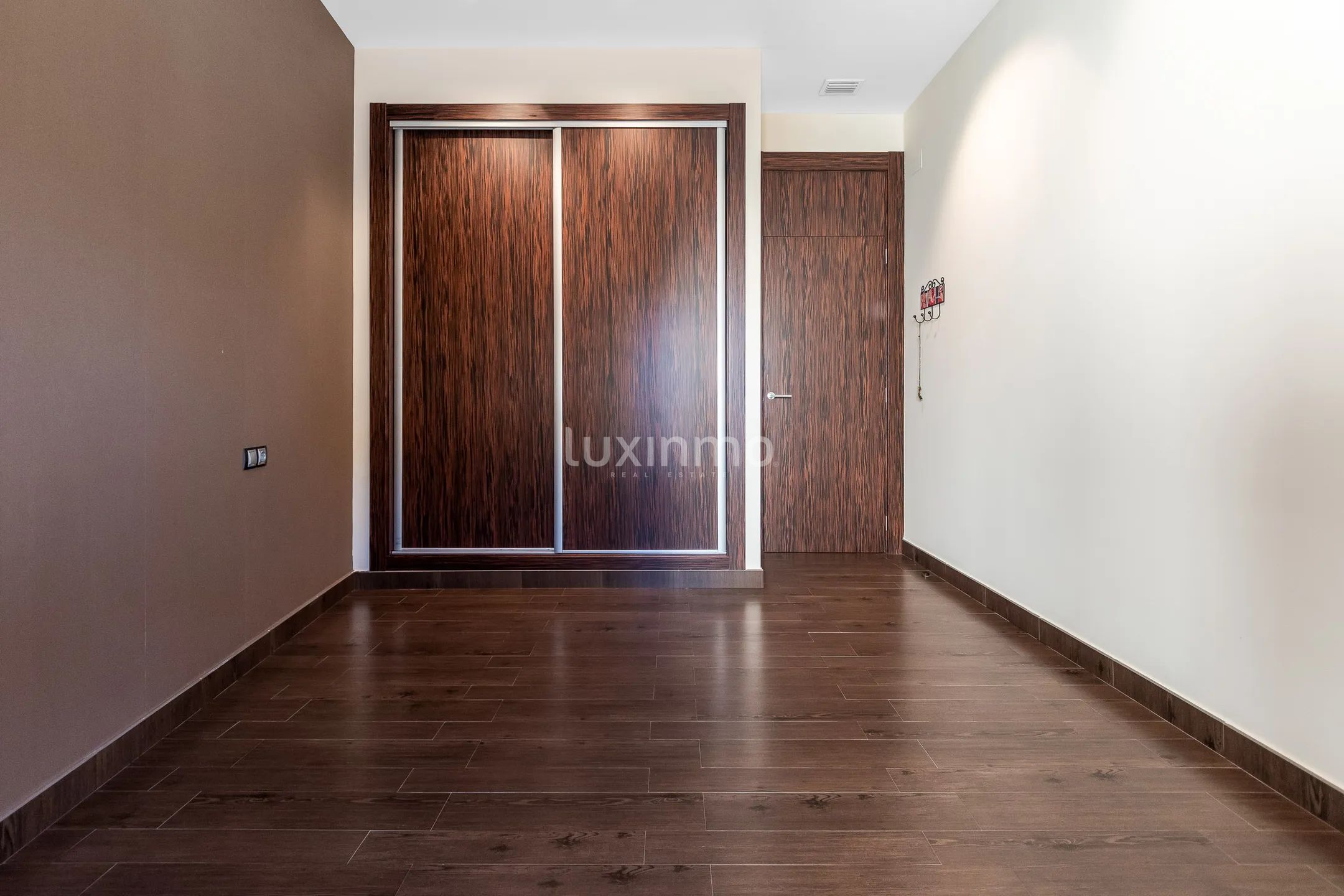 Luksusowy dom w zabudowie bliźniaczej w centrum Mutxamel z oszałamiającymi funkcjami — photo 28
