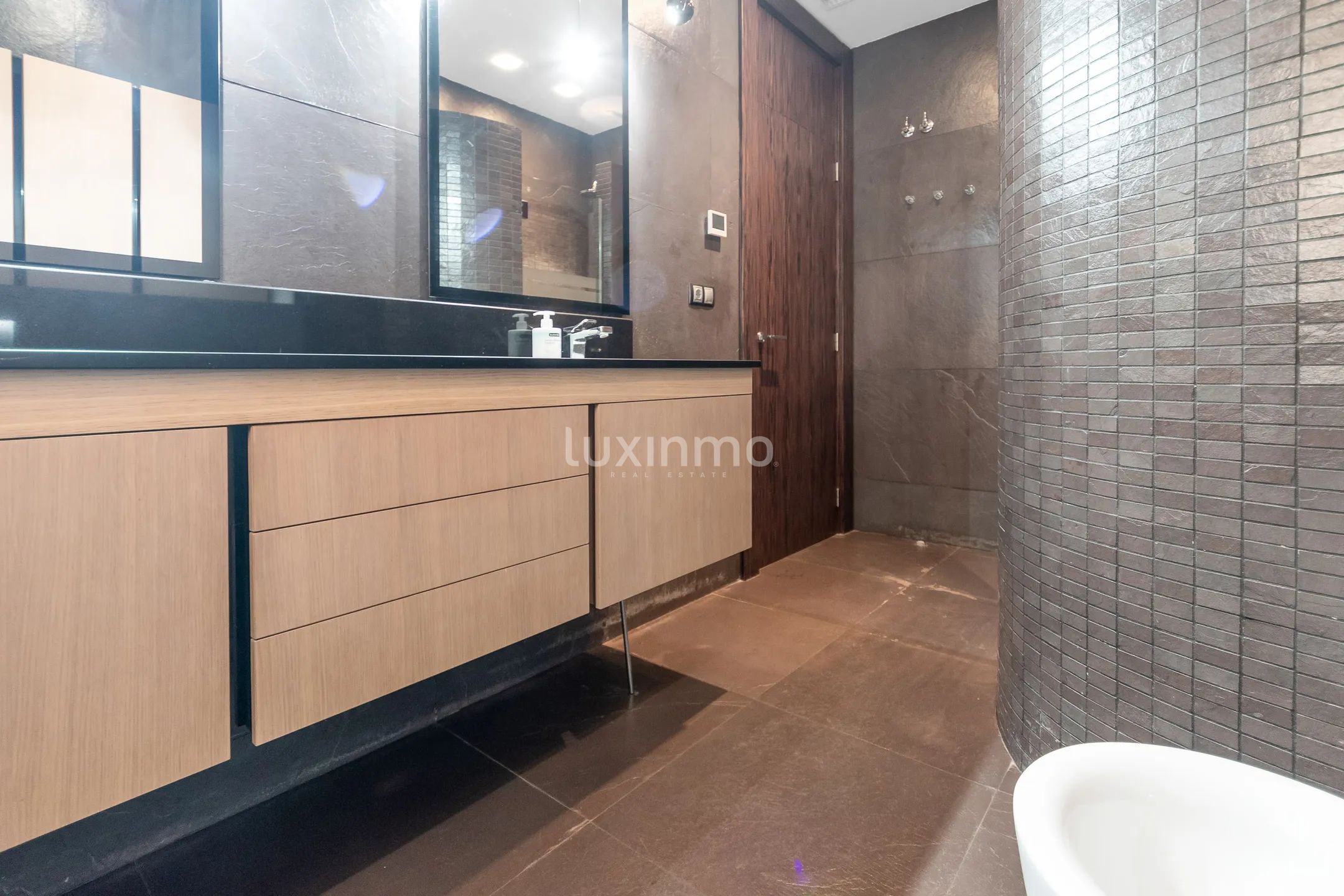 Luksusowy dom w zabudowie bliźniaczej w centrum Mutxamel z oszałamiającymi funkcjami — photo 24