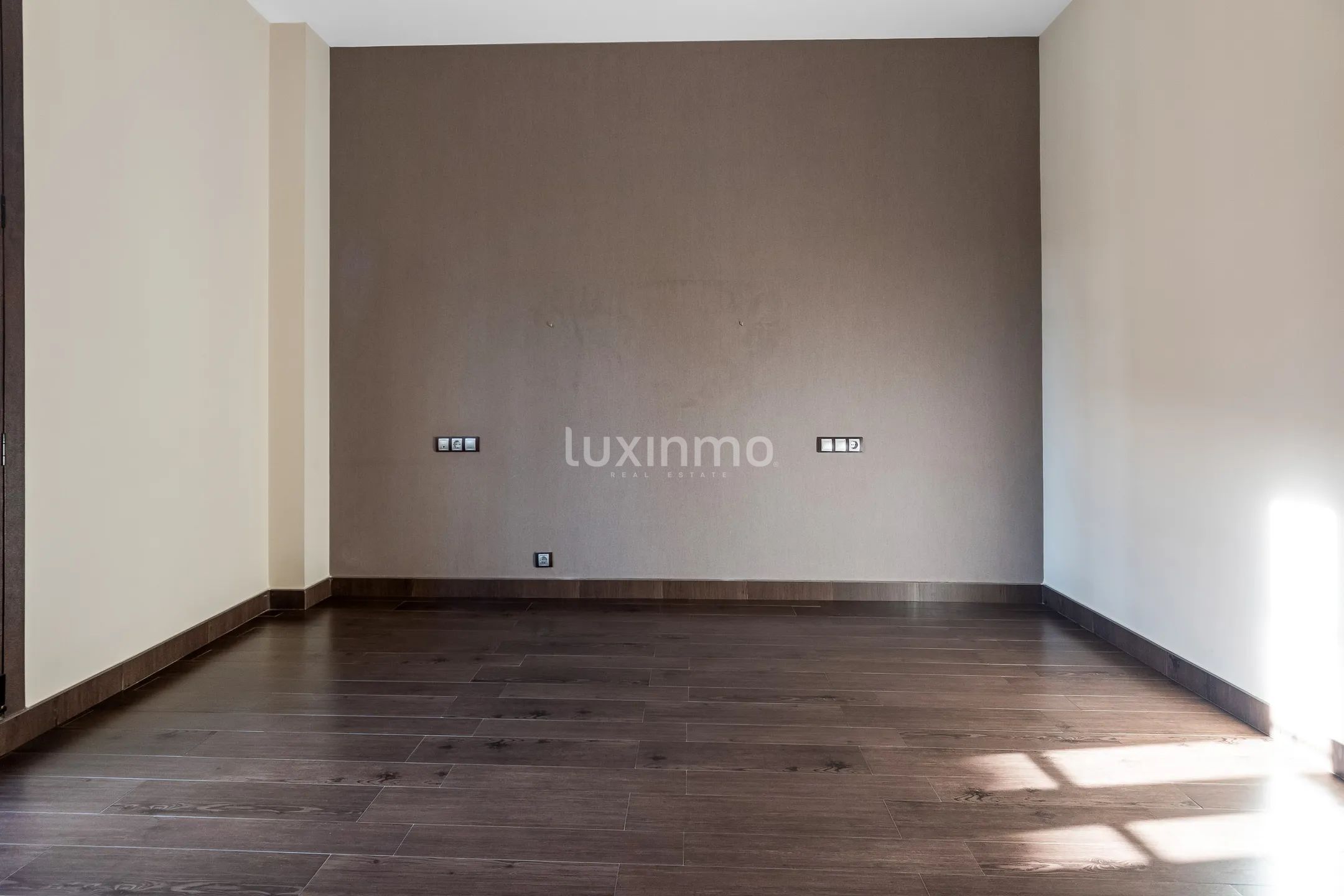 Luksusowy dom w zabudowie bliźniaczej w centrum Mutxamel z oszałamiającymi funkcjami — photo 21