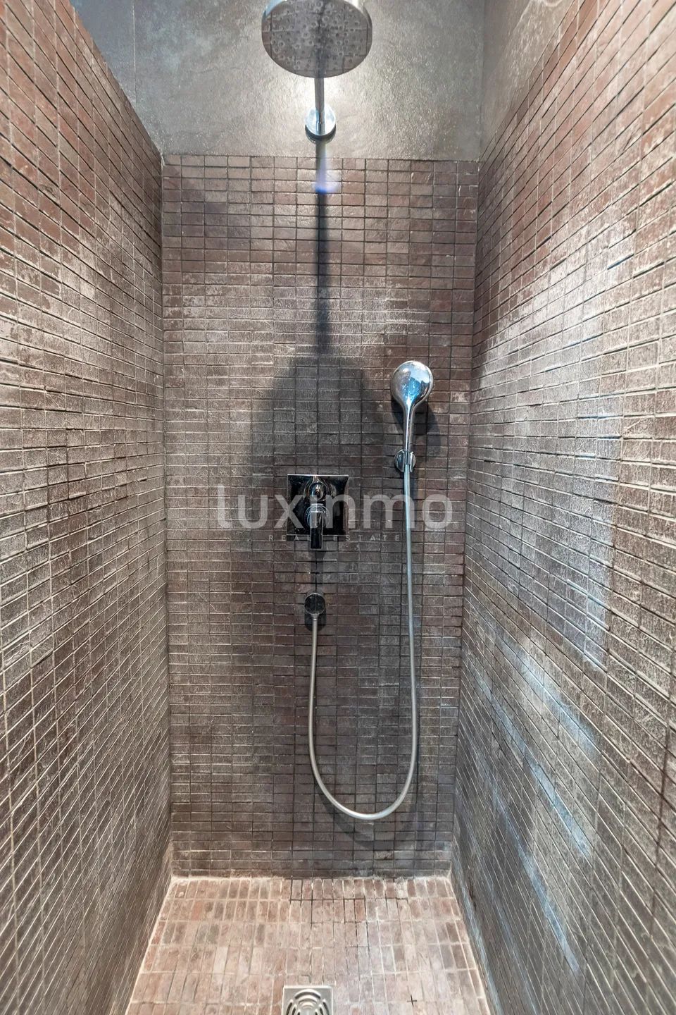 Luksusowy dom w zabudowie bliźniaczej w centrum Mutxamel z oszałamiającymi funkcjami — photo 25