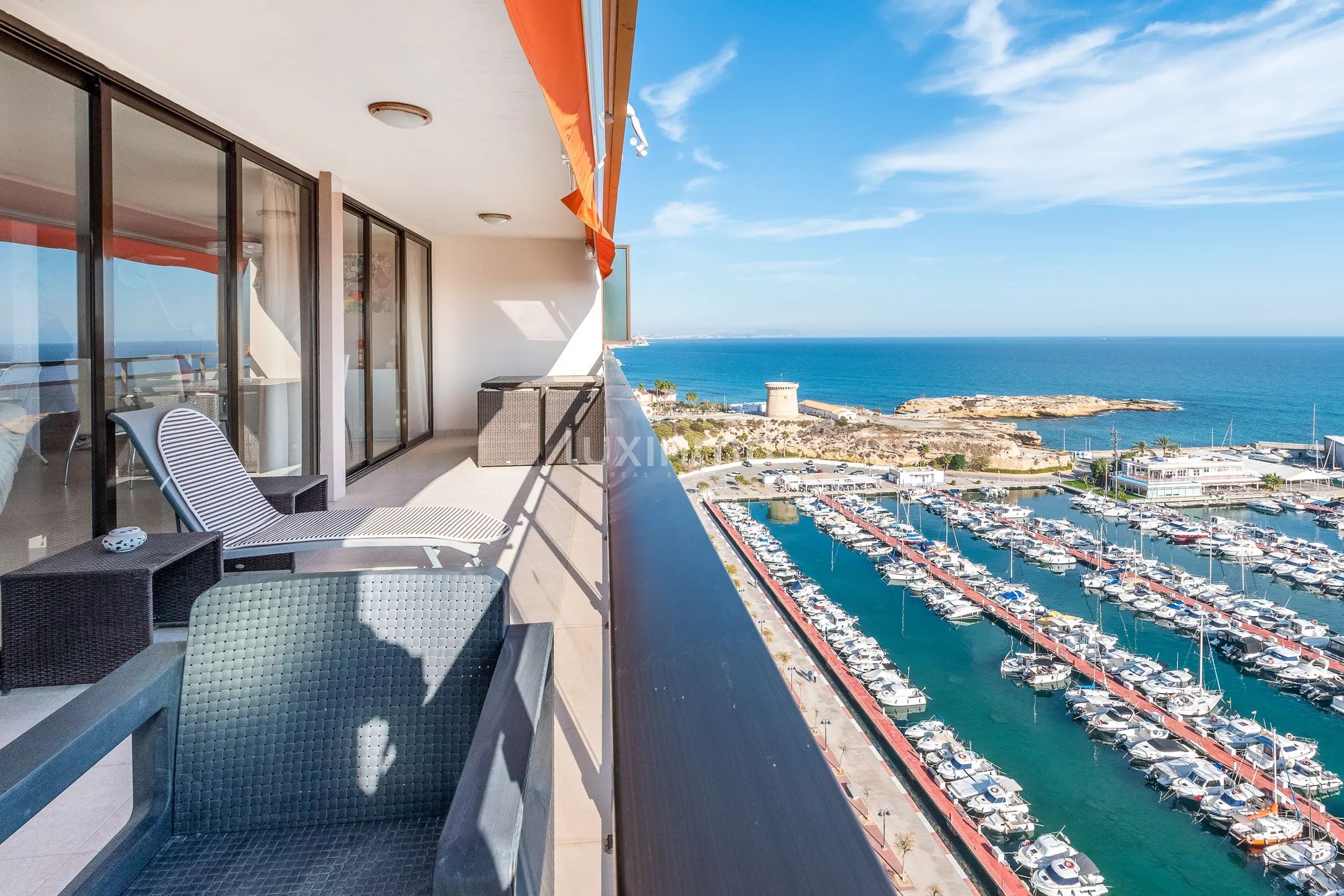 Renoverad takvåning med fantastisk utsikt över hamnen och havet i El Campello — photo 1