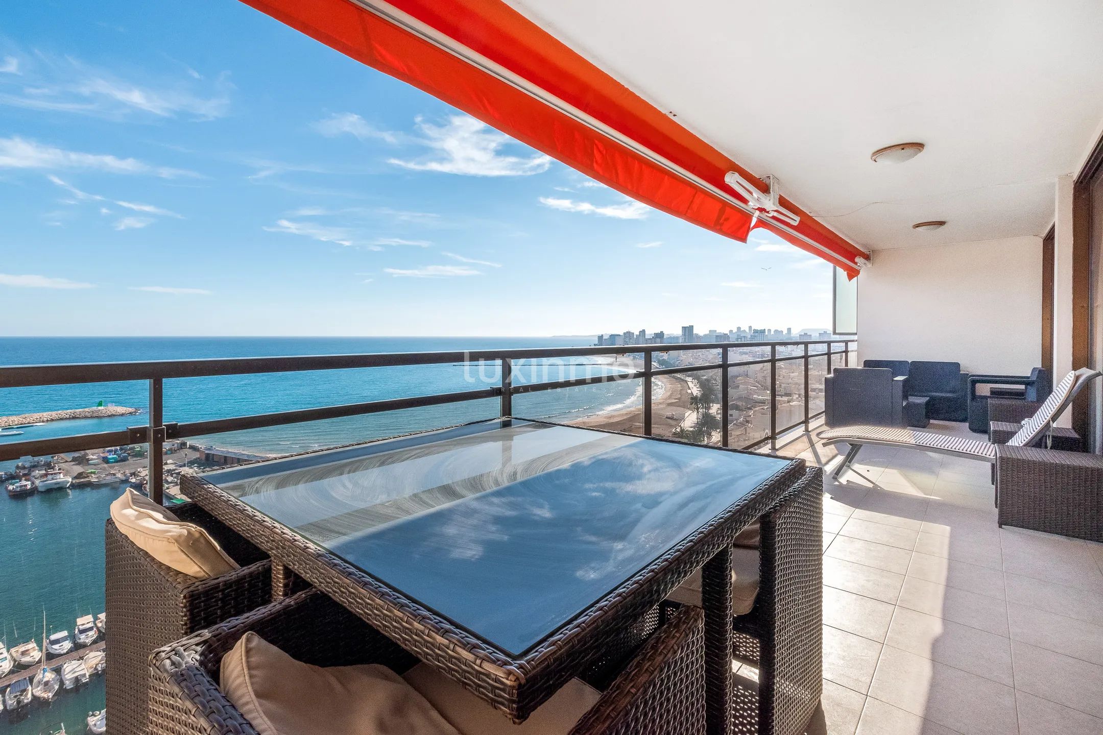 Renoverad takvåning med fantastisk utsikt över hamnen och havet i El Campello — photo 7