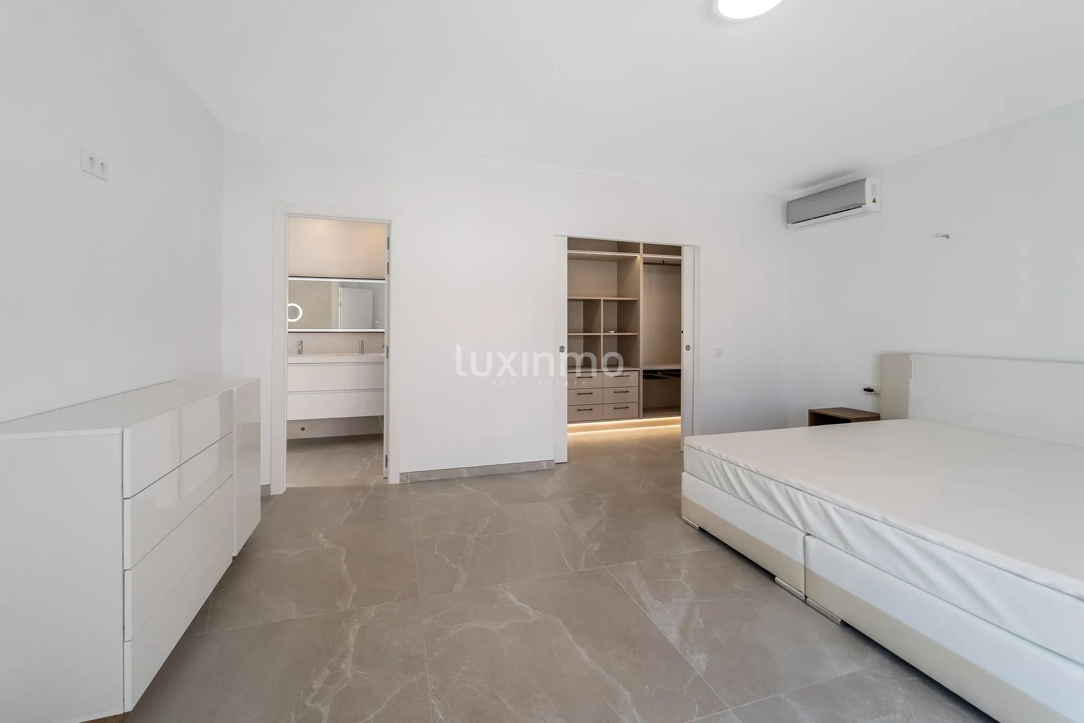 Impresionante chalet moderno con vistas a la montaña en Moraira — photo 17